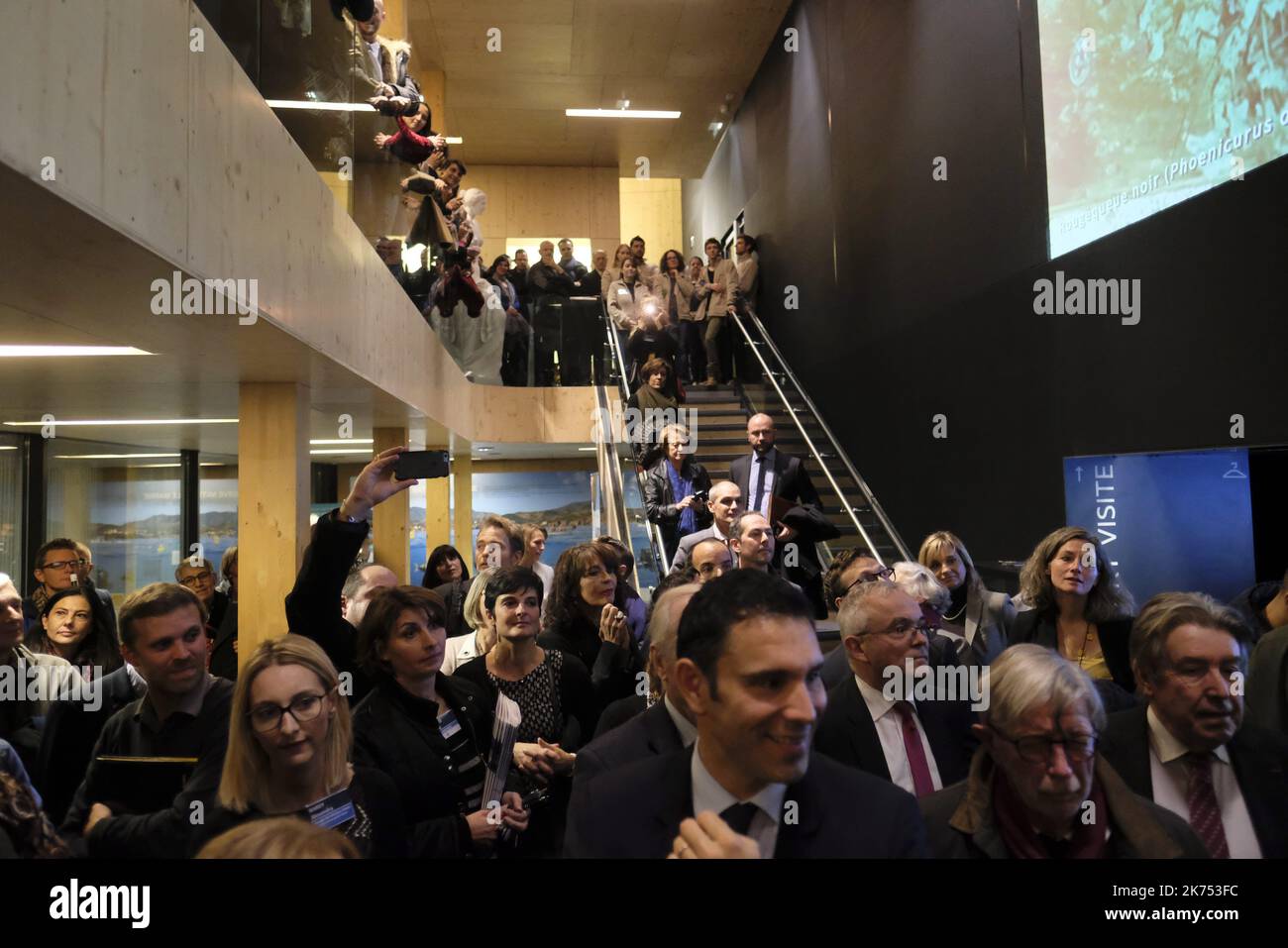 Il principe Alberto II di Monaco visita il nuovo acquario del nuovo osservatorio oceanologico di Banyuls-sur-Mer, affiancato da Jean Chambaz presidente dell'università Parigi X Pierre et Marie Curie, Vincent Laudet (L) direttore dell'osservatorio oceanologico di Banyuls-sur-Mer e il sindaco Jean-Michel Sole il 29 novembre 2017. Foto Stock