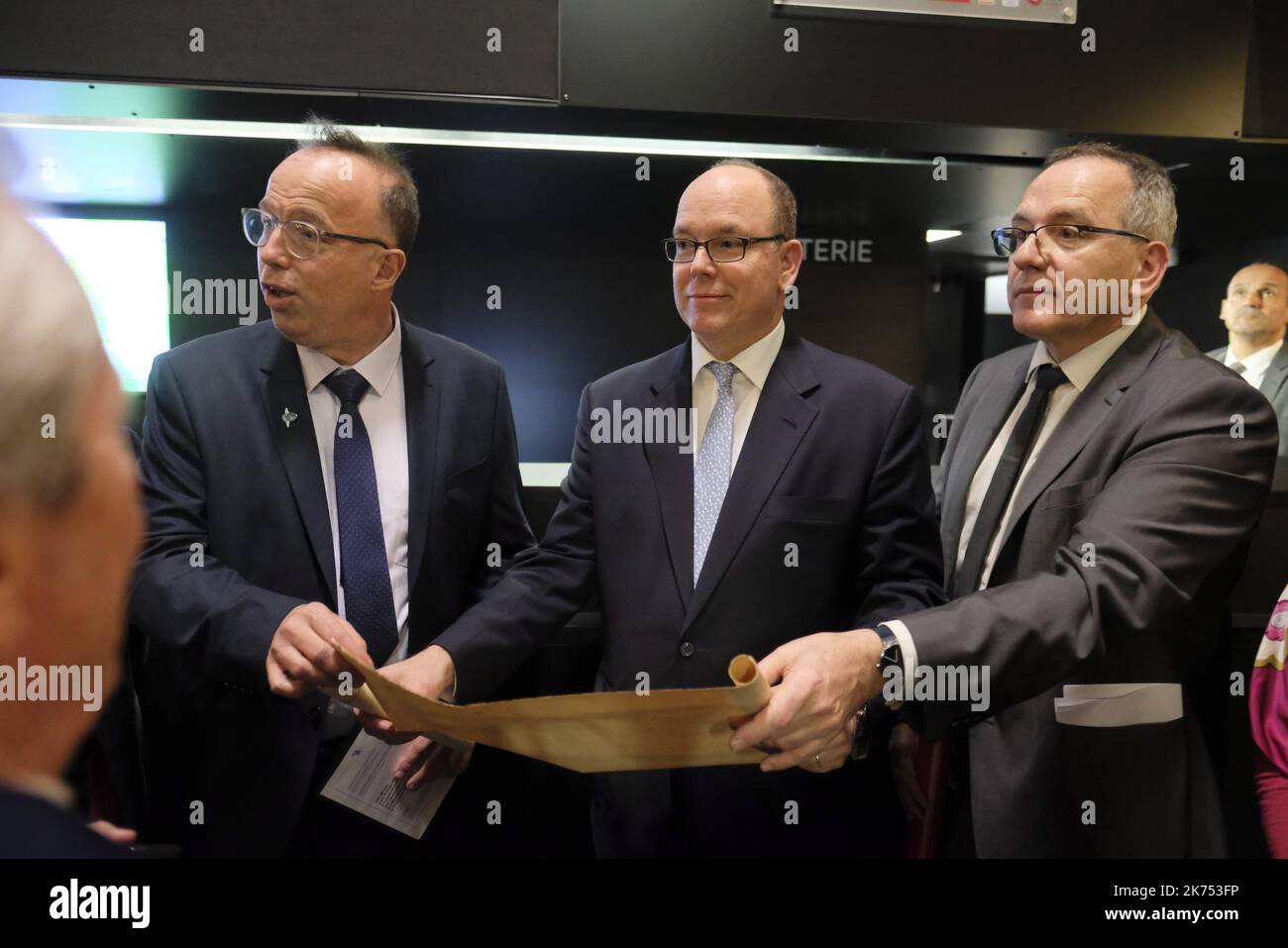 Il principe Alberto II di Monaco visita il nuovo acquario del nuovo osservatorio oceanologico di Banyuls-sur-Mer, affiancato da Jean Chambaz presidente dell'università Parigi X Pierre et Marie Curie, Vincent Laudet (L) direttore dell'osservatorio oceanologico di Banyuls-sur-Mer e il sindaco Jean-Michel Sole il 29 novembre 2017. Foto Stock