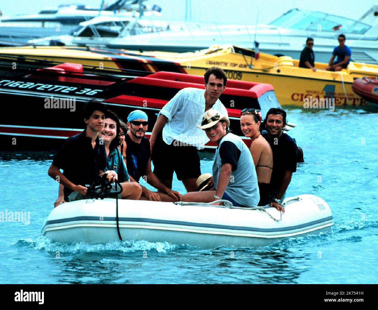 SAINT TROPEZ - HALLYDAY: 1995 AGOSTO JOHNNY HALLYDAY E LAETIA SULLA SPIAGGIA DI RAMATUELLE PER UN PICNIC ORGANIZZATO DA CHRISTOPHE LEROY FILES - JOHHNY HALLYDAY, Che è diventato il primo cantante gallico a divulgare rock n' roll in Francia e ha venduto oltre 110 milioni di dischi durante una carriera musicale che si estende per oltre mezzo secolo, è morto. Aveva 74 anni e combatteva il cancro per diversi mesi. Ampiamente conosciuto come il 'Elvis francese,' Hallyday ha iniziato la sua carriera cantando alla fine degli anni '1950s specializzandosi in versioni di copertina in lingua francese di famose canzoni di artisti come gene Vincent, Eddie Cochrane ed Elvis Pre Foto Stock