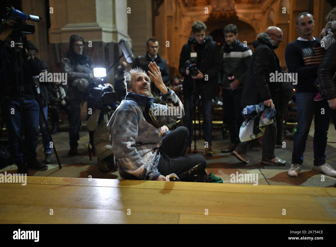 I fan di Johnny Hallyday si riuniscono per una preghiera nella chiesa di Saint Roch a Parigi, 07 dicembre 2017. Johnny Hallyday, la più grande rock star francese è morto di cancro. Aveva 74 anni. Foto Stock