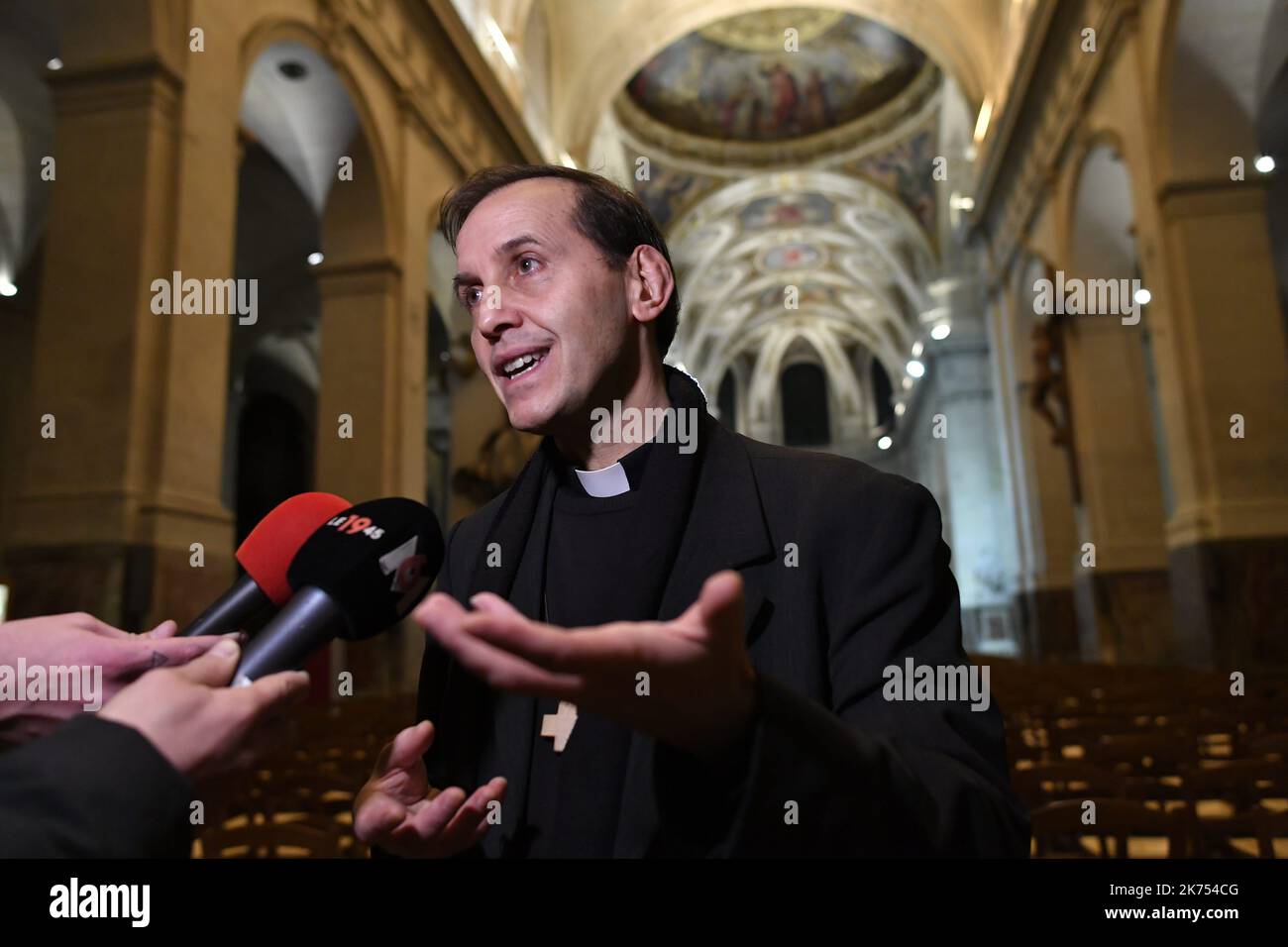 Johnny Hallyday, veterano francese, che ha raggiunto lo status di iconico durante una carriera che si estende per oltre mezzo secolo, è morto in seguito a una battaglia contro il cancro ai polmoni, ha detto sua moglie Mercoledì. Aveva 74 anni. Foto Stock