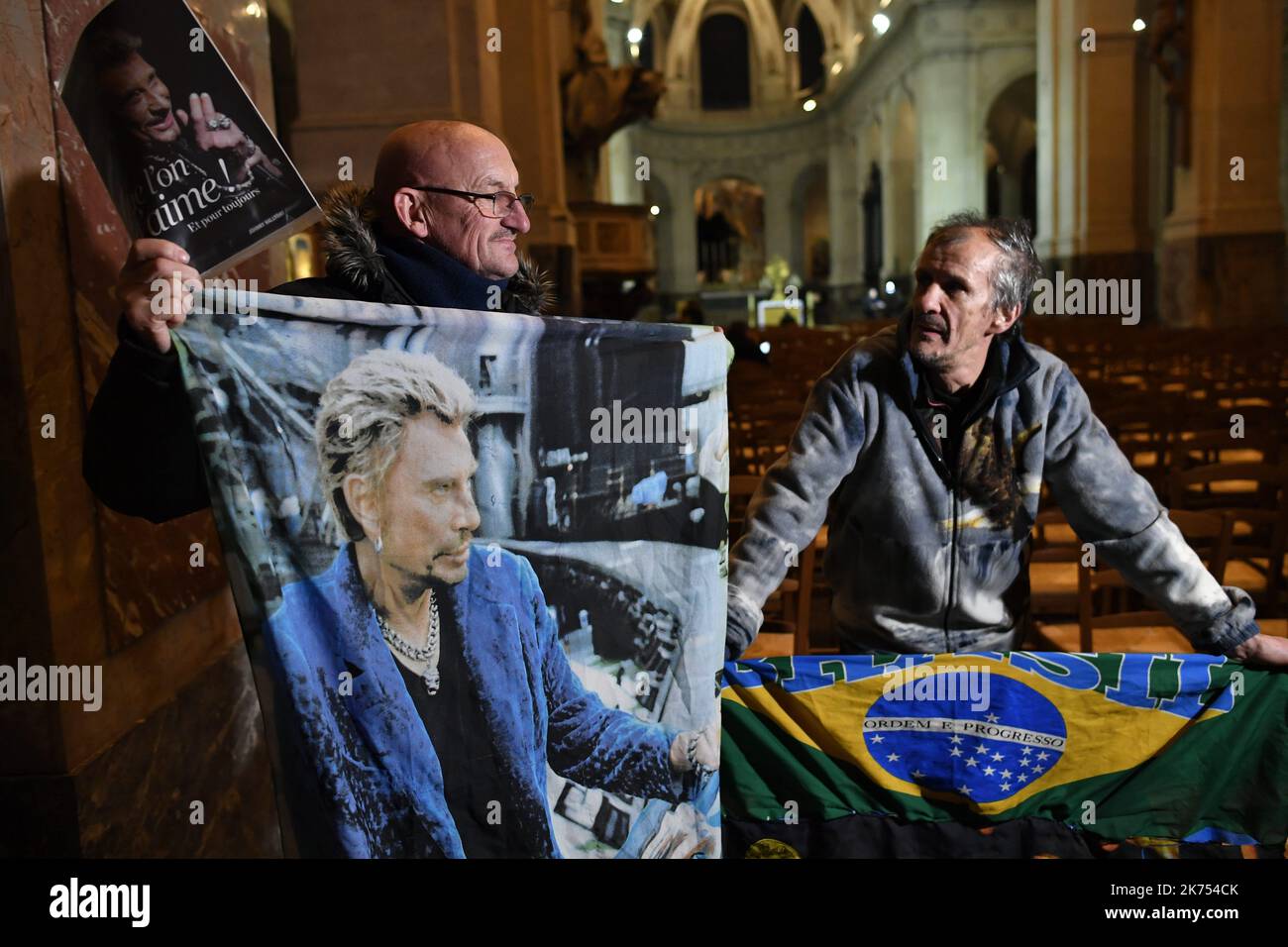 Johnny Hallyday, veterano francese, che ha raggiunto lo status di iconico durante una carriera che si estende per oltre mezzo secolo, è morto in seguito a una battaglia contro il cancro ai polmoni, ha detto sua moglie Mercoledì. Aveva 74 anni. Foto Stock
