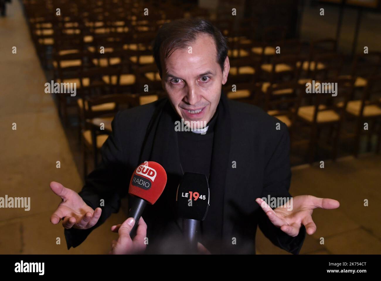 “Elvis francese” Johnny Hallyday muore di 74 anni il rocker francese veterano Johnny Hallyday, che ha raggiunto lo status di iconico durante una carriera che si estende per oltre mezzo secolo, è morto dopo una battaglia contro il cancro ai polmoni, ha detto sua moglie mercoledì. Aveva 74 anni. Foto Stock