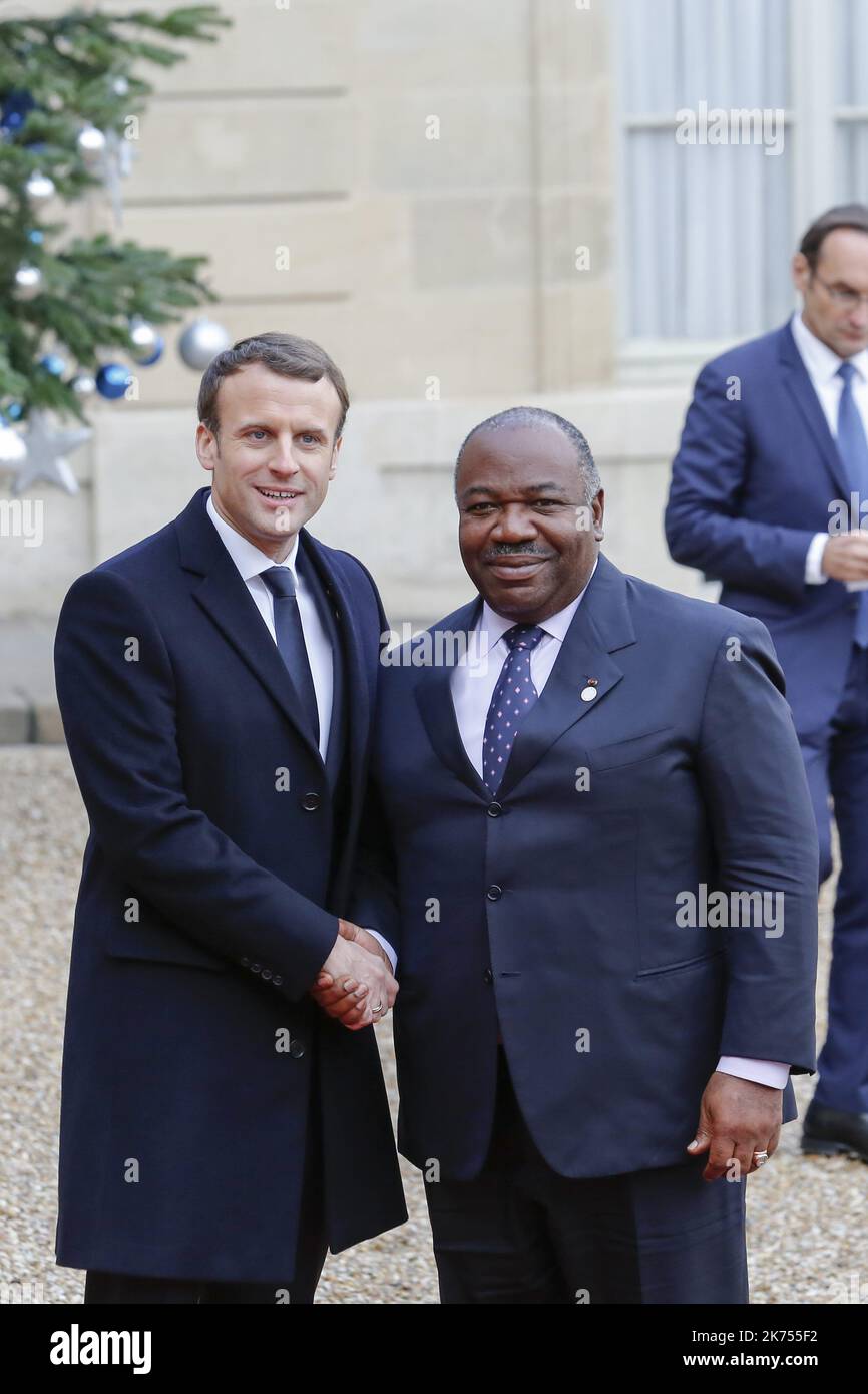 Il presidente francese Emmanuel Macron accoglie il presidente di Gabon Ali Bongo Ondimba, giunto al palazzo Elysee di Parigi, per un pranzo ospitato dal presidente francese nell'ambito del vertice dell'unico pianeta. Macron sta ospitando il summit one Planet Climat, che riunisce leader mondiali, filantropi e altri privati impegnati per discutere del cambiamento climatico. 12.12.2017 Foto Stock