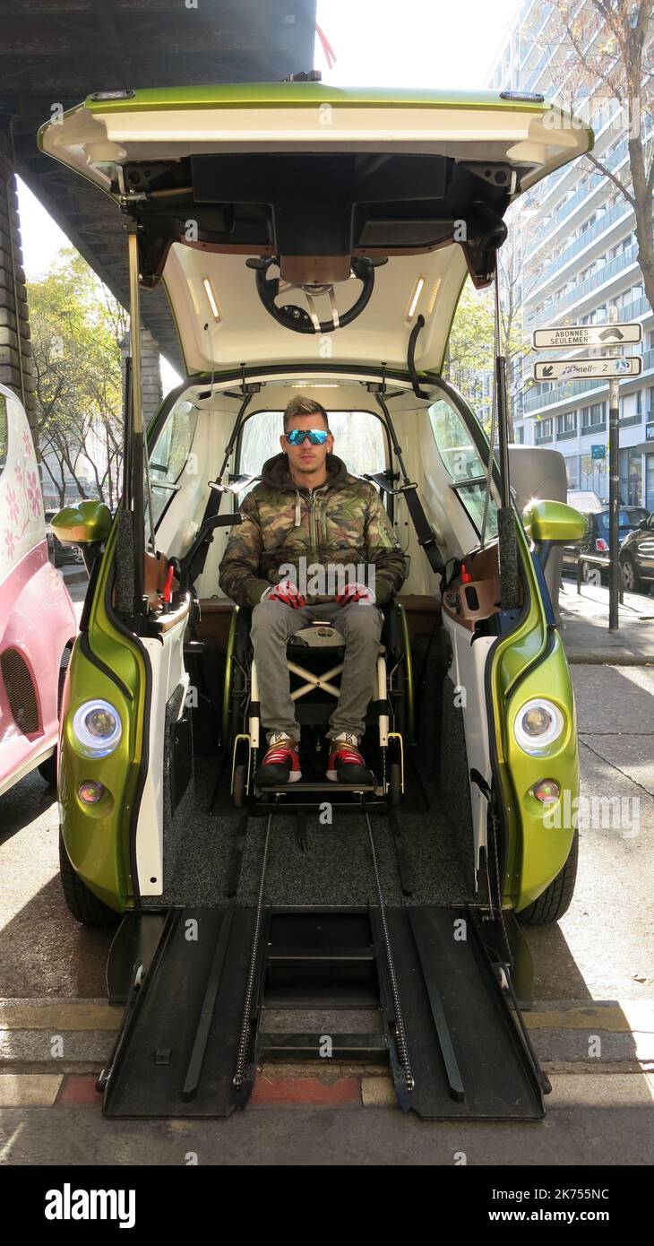 Elbee presenta la sua nuova auto per disabili. Le persone possono rimanere in sedia a rotelle per guidare Foto Stock