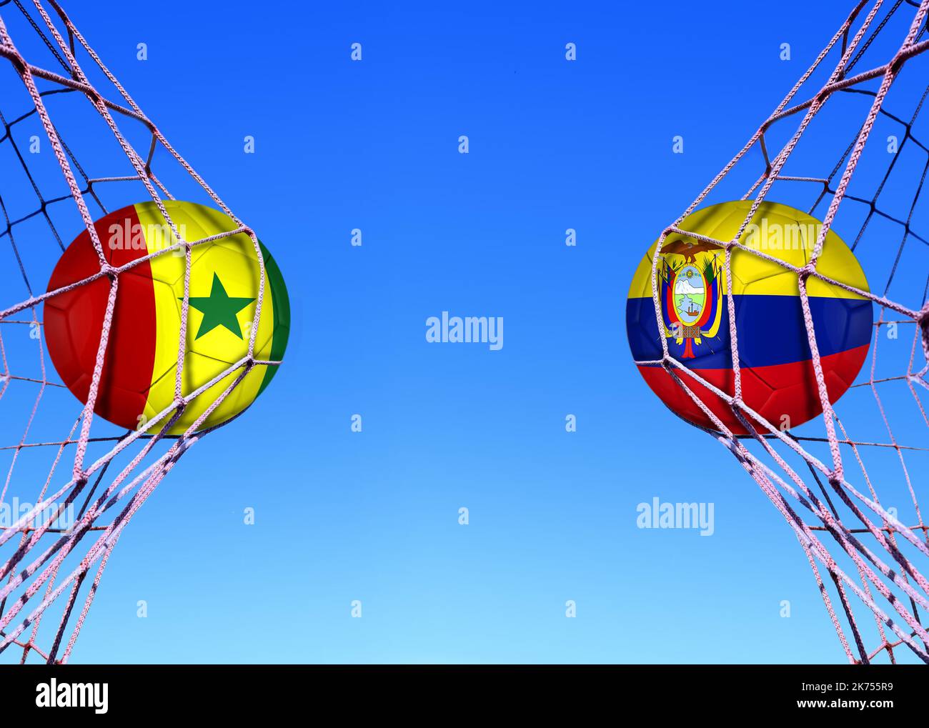 Due palline da calcio con bandiere senegal ed Ecuador in rete Foto Stock