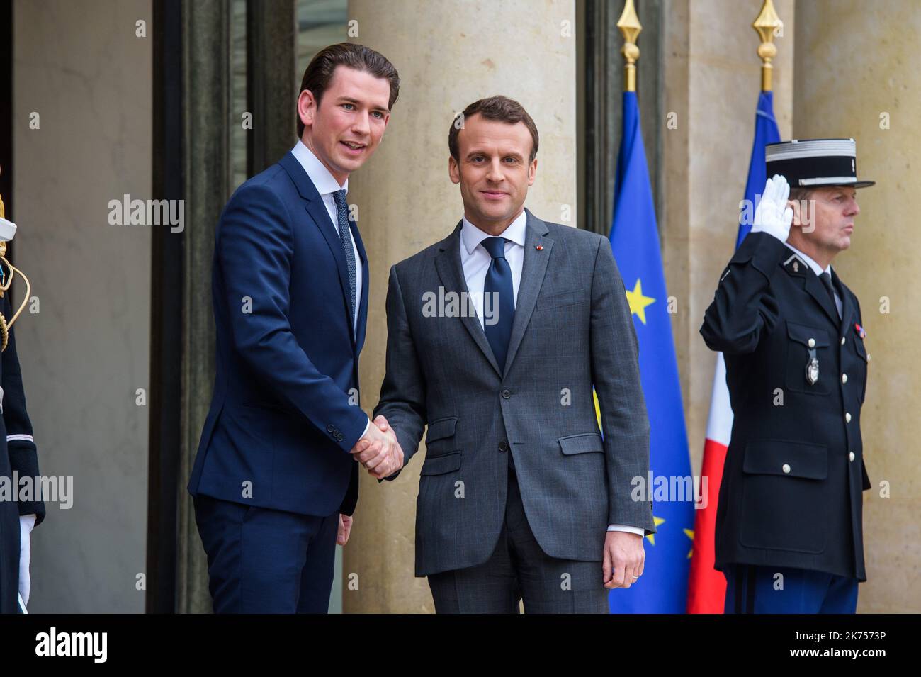 il presidente francese Emmanuel Macron (a destra) accoglie il cancelliere austriaco Sebastian Kurz per la sua prima visita al palazzo Elysee di Parigi, in Francia, il 12 gennaio 2018 Foto Stock