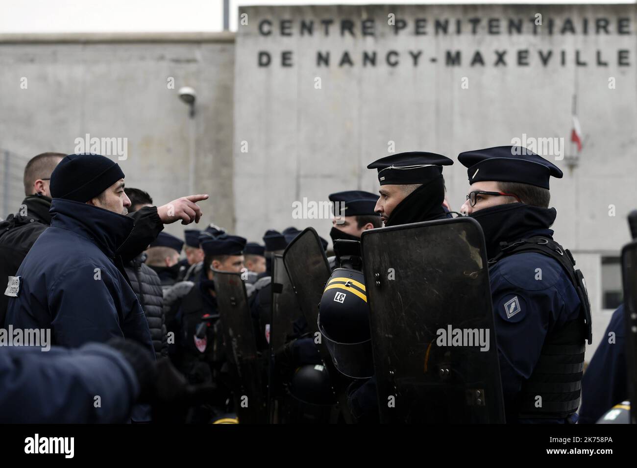 Il personale penitenziario partecipa a uno sciopero bloccando l'accesso all'ingresso della prigione di Maxeville, Francia, 24 gennaio 2018. I sindacati hanno chiesto un movimento nazionale a seguito di diversi attacchi alle guardie nelle prigioni francesi. Foto Stock