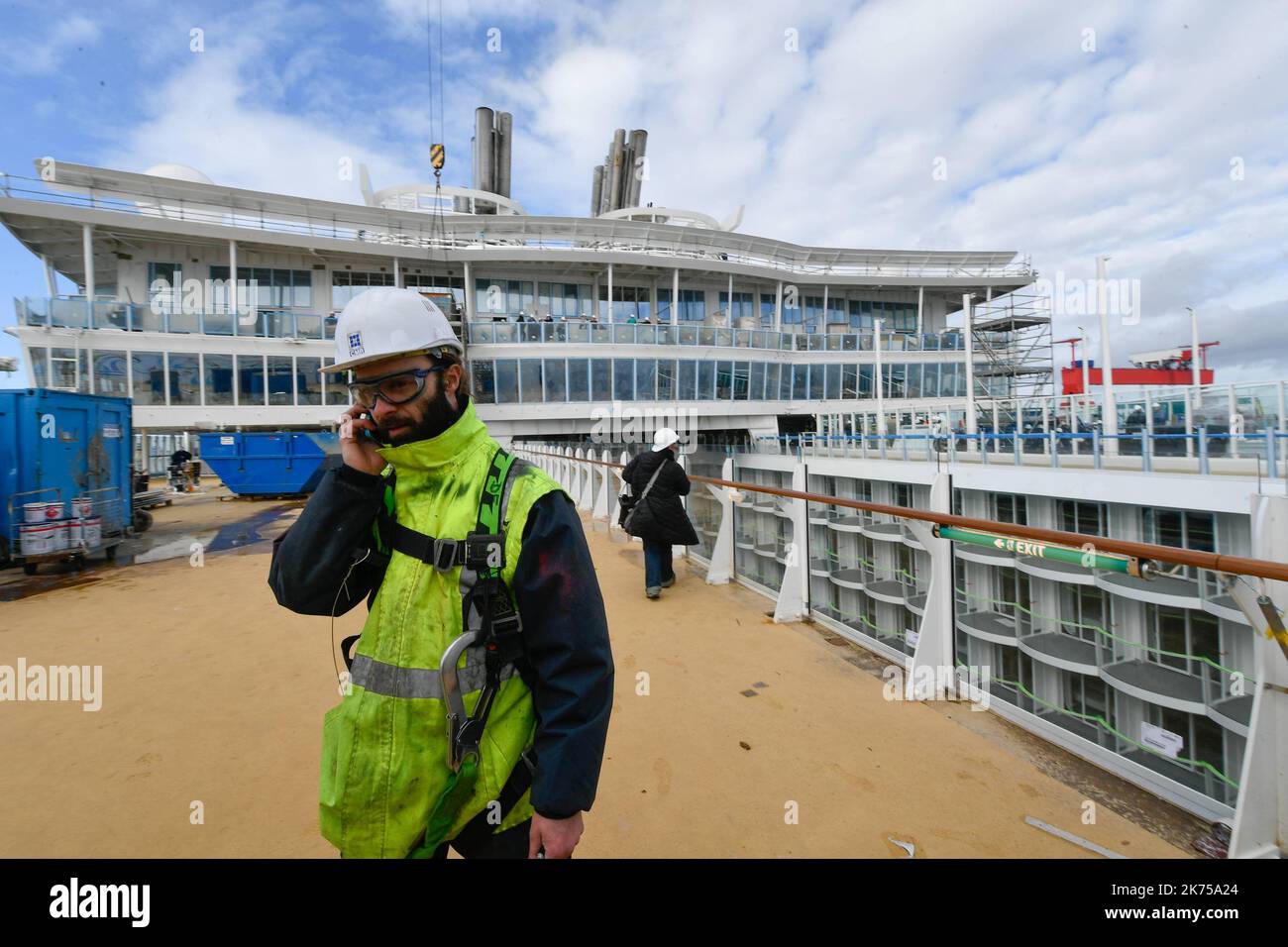 ©PHOTOPQR/OUEST FRANCE ; Reportage à bord du paquebot Symphony of the Seas de Royal Caribbean en construction aux chantiers navals STX de Saint-Nazaire - 2018/02/13. La nave più grande e più audace del mondo! In arrivo il 2018 aprile, la Symphony of the Seas si prepara a diventare una rivoluzione nella classe Oasis dei Caraibi reali con effetti di ondulazione nel settore crocieristico. Foto Stock