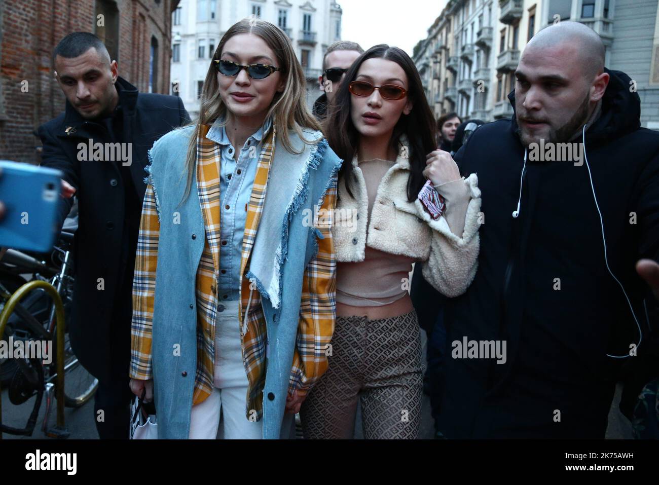 ©Pierre Teyssot/MAXPPP ; Gigi e Bella Hadid all'evento Alberta Ferretti nell'ambito della settimana della moda di Milano FW 2018 2019, a Milano il 21th febbraio 2018 © Pierre Teyssot / Maxppp Foto Stock