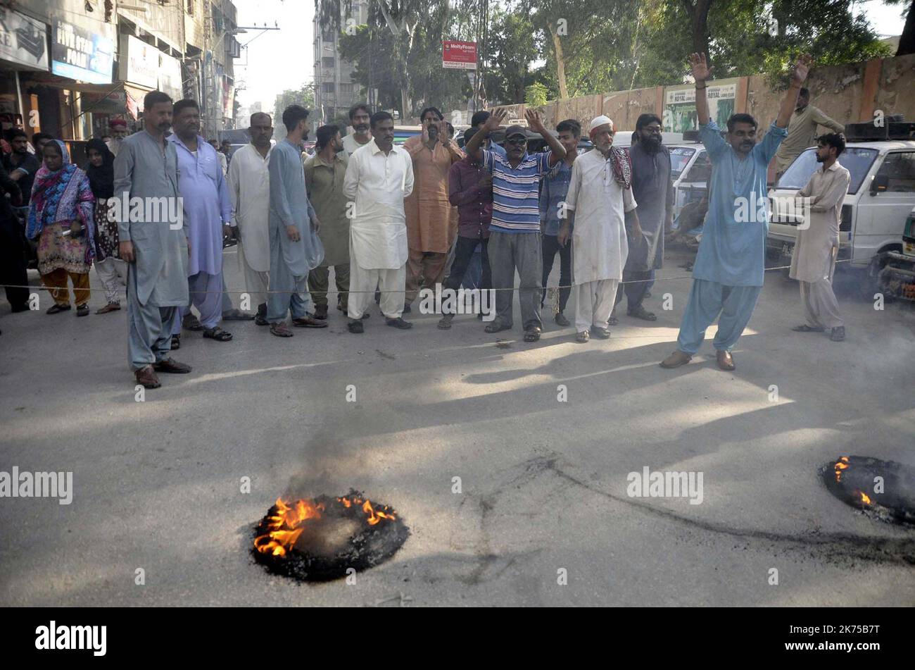 I negozianti di Risala Road sono Block Road mentre organizzano una manifestazione di protesta contro Hesco, a Hyderabad, lunedì 17 ottobre 2022. Foto Stock