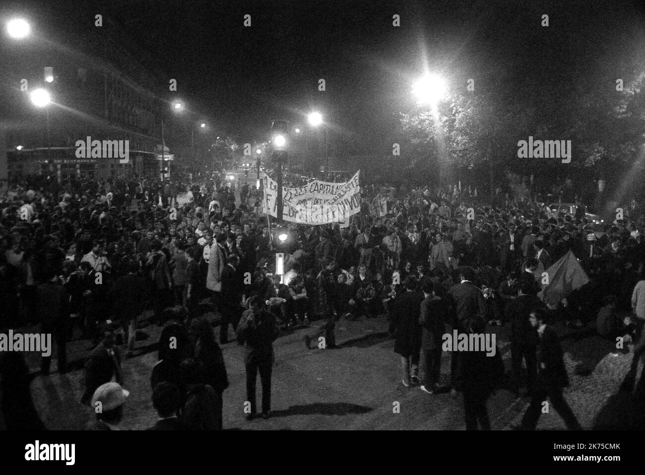 Il periodo volatile di disordini civili in Francia nel maggio 1968 è stato caratterizzato da dimostrazioni e scioperi generali massicci, nonché dall'occupazione di università e fabbriche in tutta la Francia. Al culmine del suo fervore, ha portato l'intera economia della Francia ad un arresto virtuale. Le proteste raggiunsero un punto tale che i leader politici temevano la guerra civile o la rivoluzione; lo stesso governo nazionale cessò momentaneamente di funzionare dopo che il presidente CharlesdeGaulle fuggì segretamente dalla Francia per alcune ore. Le proteste hanno suscitato un movimento artistico, con canti, graffiti fantasiosi, manifesti e slogan Foto Stock