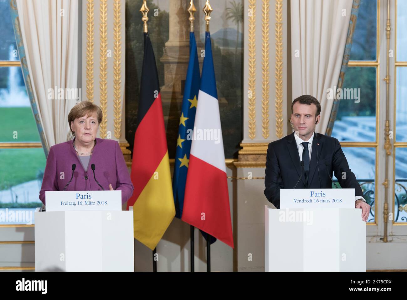 Il presidente francese Emmanuel Macron e la cancelliera tedesca Angela Merkel durante una conferenza stampa a Elysee Palace. Foto Stock