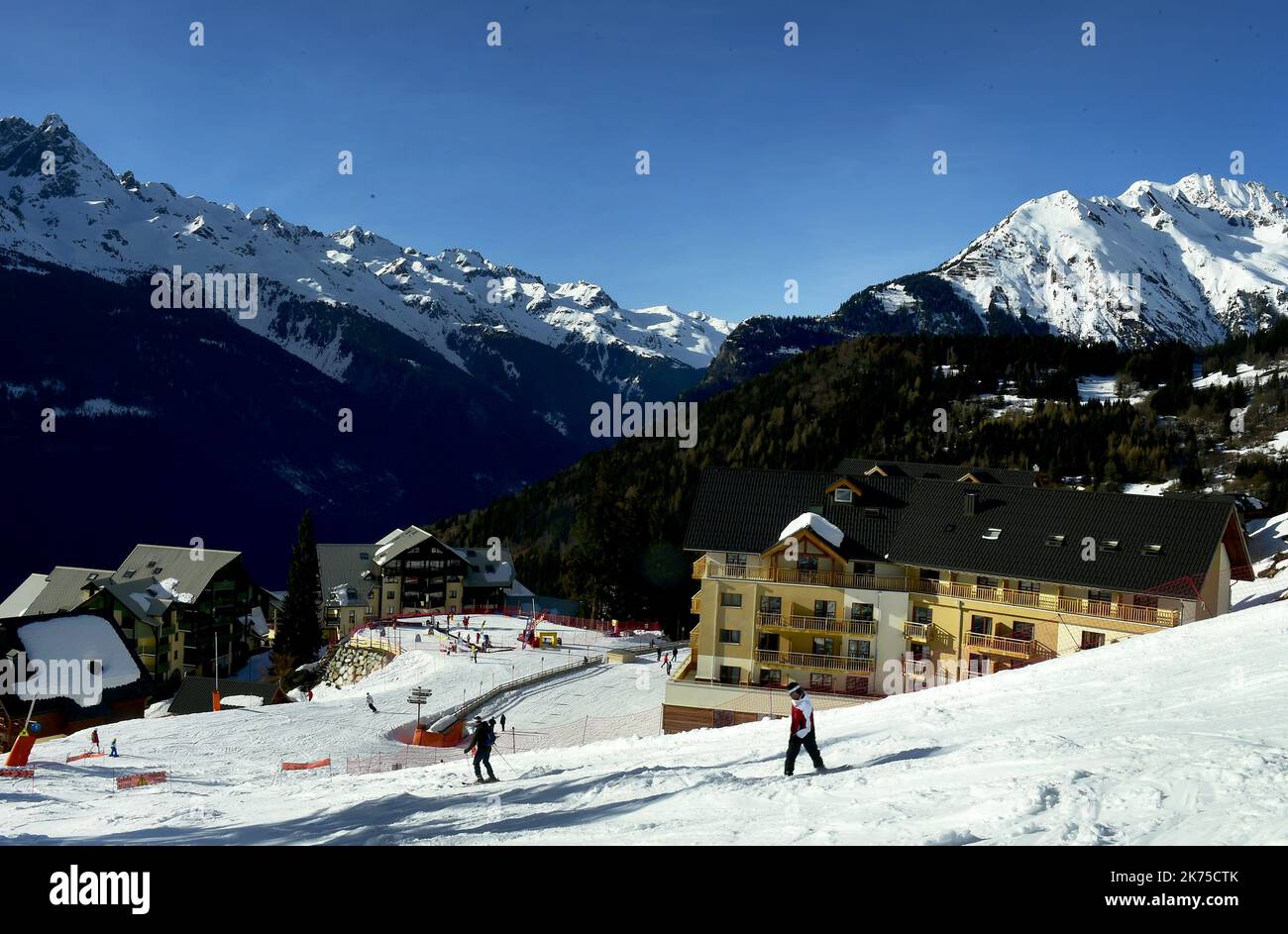 2018/03/18. L'Alpe d'Huez è situato su un altopiano completamente esposto a sud a 1860 m sul livello del mare, e la sua zona sciistica gode della massima esposizione al sole. Godetevi una giornata di sci al sole: Fino a 7 1/2 ore al giorno di sole a dicembre, fino a 11 ore al giorno ad aprile. Il French Weather Bureau ha registrato in media 300 giorni di sole all’anno presso il resort. Inoltre, in una bella giornata, si può vedere 1/5e di Francia da Pic Blanc. Foto Stock