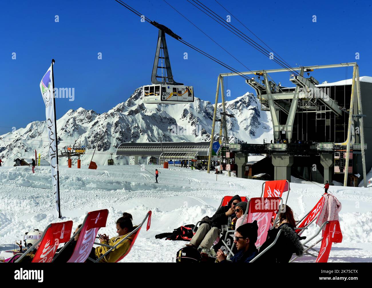 2018/03/18. L'Alpe d'Huez è situato su un altopiano completamente esposto a sud a 1860 m sul livello del mare, e la sua zona sciistica gode della massima esposizione al sole. Godetevi una giornata di sci al sole: Fino a 7 1/2 ore al giorno di sole a dicembre, fino a 11 ore al giorno ad aprile. Il French Weather Bureau ha registrato in media 300 giorni di sole all’anno presso il resort. Inoltre, in una bella giornata, si può vedere 1/5e di Francia da Pic Blanc. Foto Stock