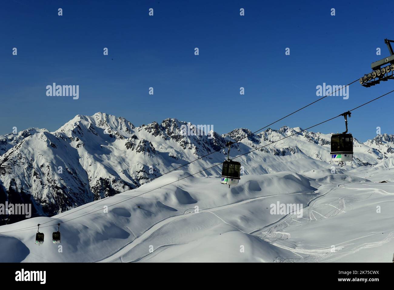 2018/03/18. L'Alpe d'Huez è situato su un altopiano completamente esposto a sud a 1860 m sul livello del mare, e la sua zona sciistica gode della massima esposizione al sole. Godetevi una giornata di sci al sole: Fino a 7 1/2 ore al giorno di sole a dicembre, fino a 11 ore al giorno ad aprile. Il French Weather Bureau ha registrato in media 300 giorni di sole all’anno presso il resort. Inoltre, in una bella giornata, si può vedere 1/5e di Francia da Pic Blanc. Foto Stock