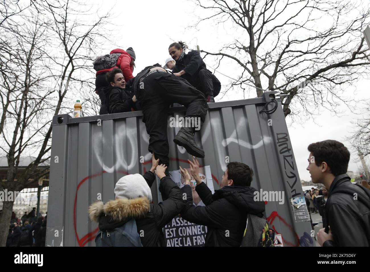 Diverse centinaia di giovani studenti si sono riuniti a Place de la Nation a Parigi per manifestare contro la politica del governo, in particolare per quanto riguarda la selezione universitaria. La manifestazione è scoppiata poco dopo un'ora dallo scoppio di diversi scontri tra i manifestanti e la polizia. Vicino alla metropolitana di Charonne, si sono effettuati diversi arresti e almeno una persona è stata ferita dalla polizia. Foto Stock