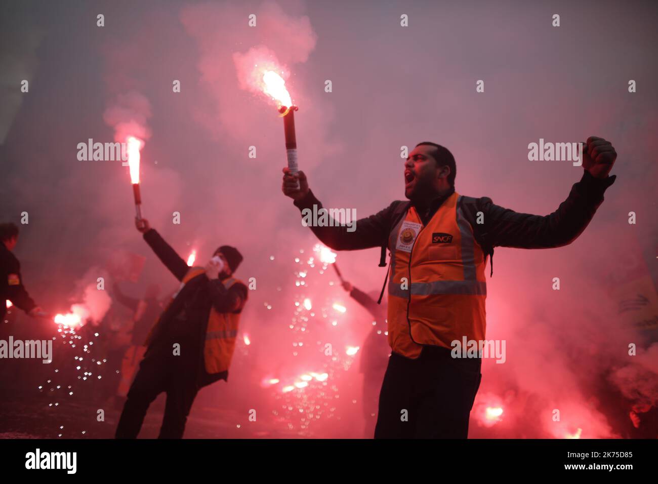 Corteo festivo per la prima manifestazione dei lavoratori ferroviari contro la riforma della SNCF, unendo la strada ai dimostranti della funzione pubblica. In tutto, diverse migliaia di persone si sono radunate a Parigi. Foto Stock