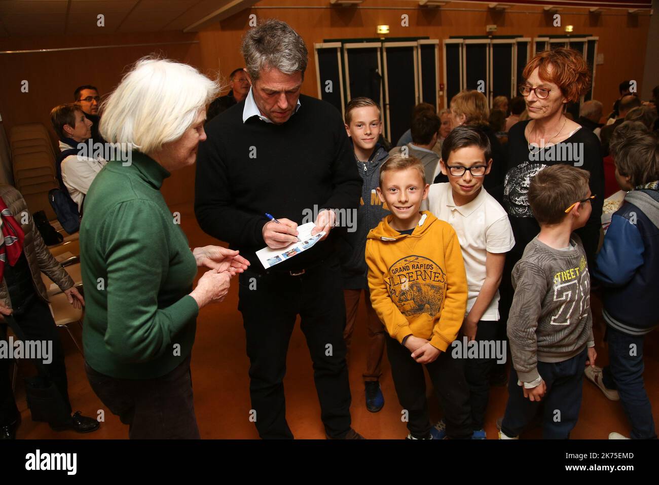 Attore britannico Hugh Grant, che vive a Eygalières, alla proiezione di Paddington 2 con locali©PHOTOPQR/LA PROVENCE/HIELY Cyril ; Eygalières 06/04/2018 l'acteur Hugh Grant qui vit à Eygalières a participé à la projection du film Paddington 2 à la salle des fêtes du village Eygalières, Francia, aprile 6th 2018. L'attore britannico Hugh Grant, che vive a Eygalières, alla proiezione di Paddington 2 con gli abitanti Foto Stock