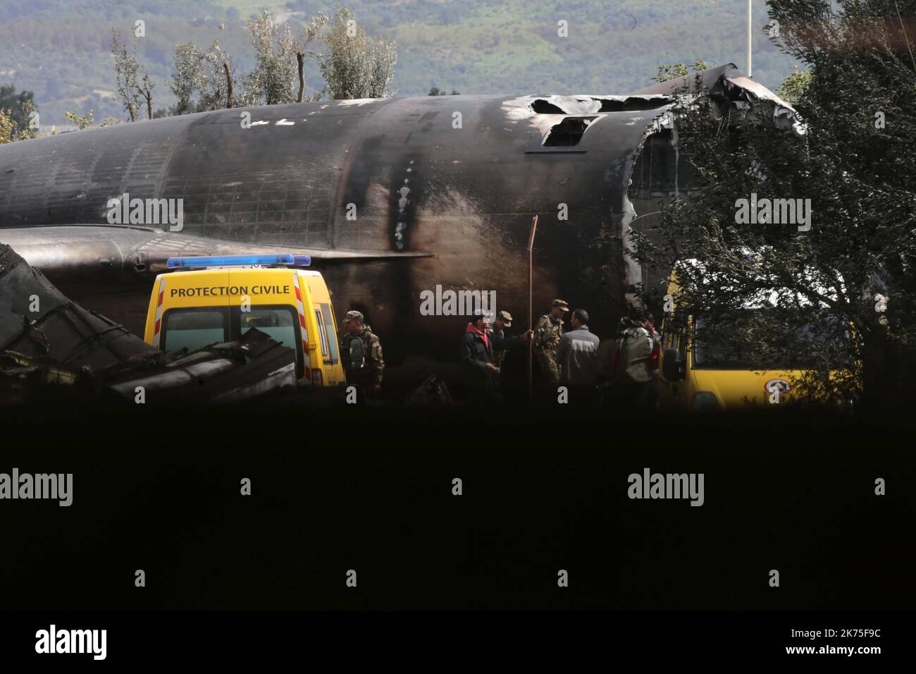 11/04/2018 - 257 morti nello schianto di un aereo militare algerino a Boufarik. L'aereo si è schiantato poco dopo il decollo dalla base aerea di Boufarik vicino ad Algeri. Per il momento non è stata avanzata alcuna ipotesi per spiegare l'incidente Foto Stock