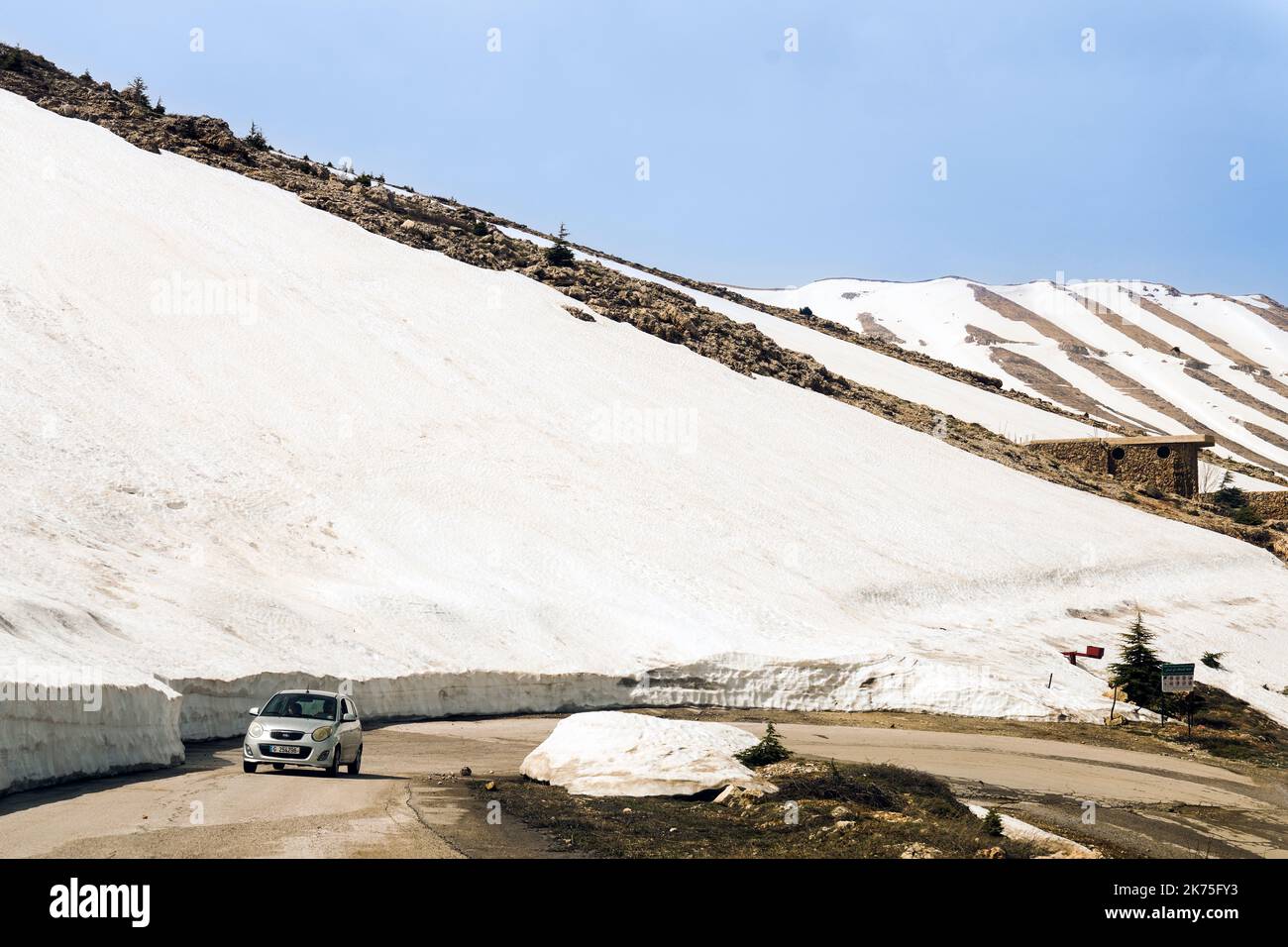 Schneebedeckte Berge an der Straße von der Beeka-Ebene nach Tripoli , Libanon Foto Stock