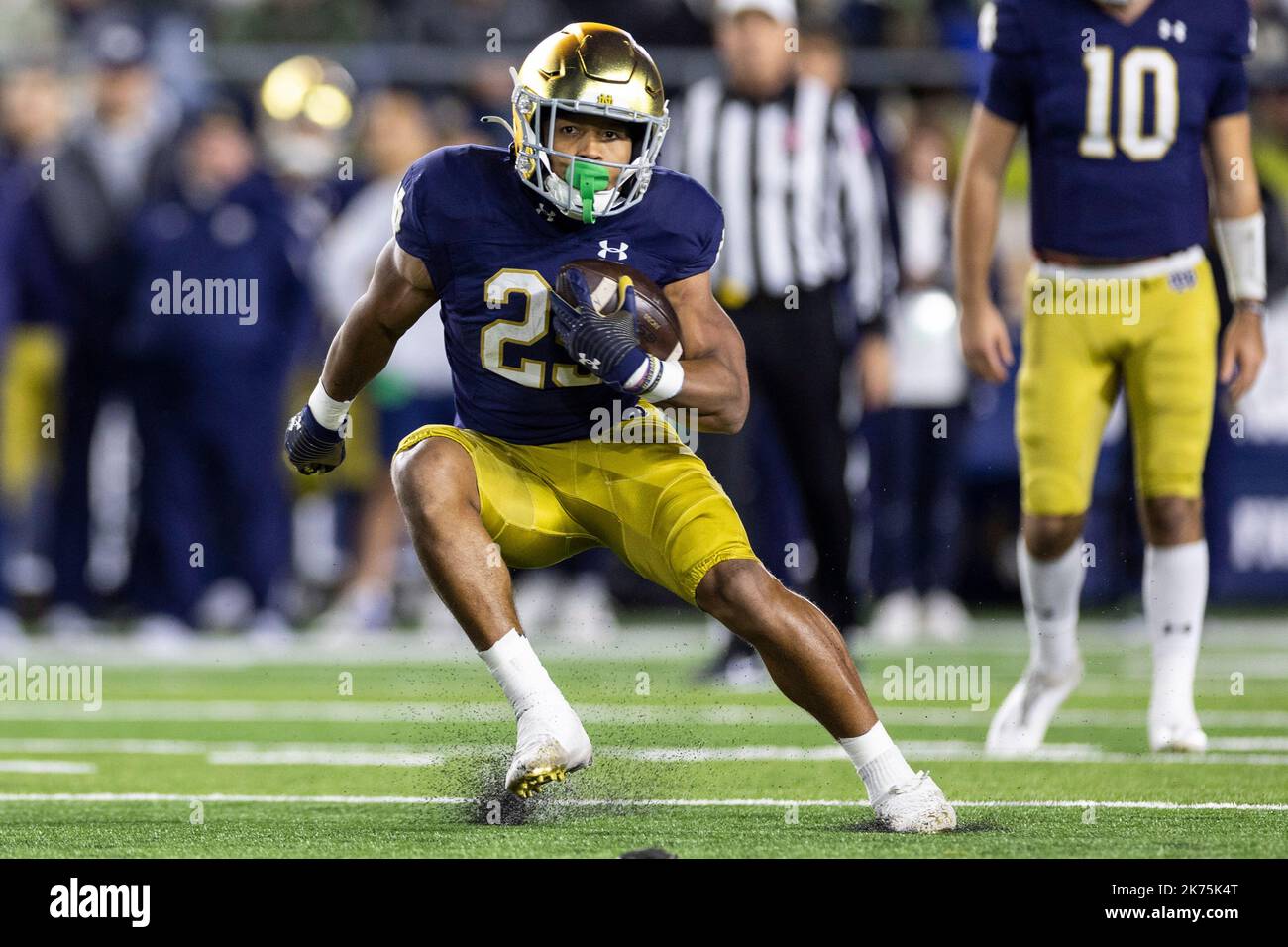 South Bend, Indiana, Stati Uniti. 15th Ott 2022. Il ritorno di Notre Dame Chris Tyree (25) corre con la palla durante la partita di football NCAA tra lo Stanford Cardinal e il Notre Dame Fighting Irish al Notre Dame Stadium di South Bend, Indiana. John Mersits/CSM/Alamy Live News Foto Stock