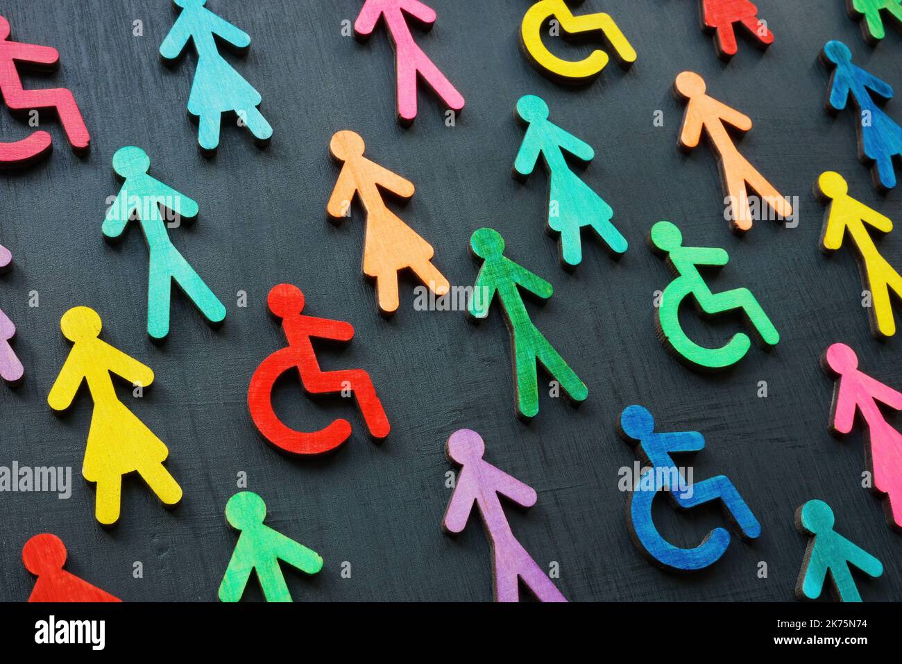 Concetto di diversità e inclusione. Figurine colorate sulla superficie scura. Foto Stock