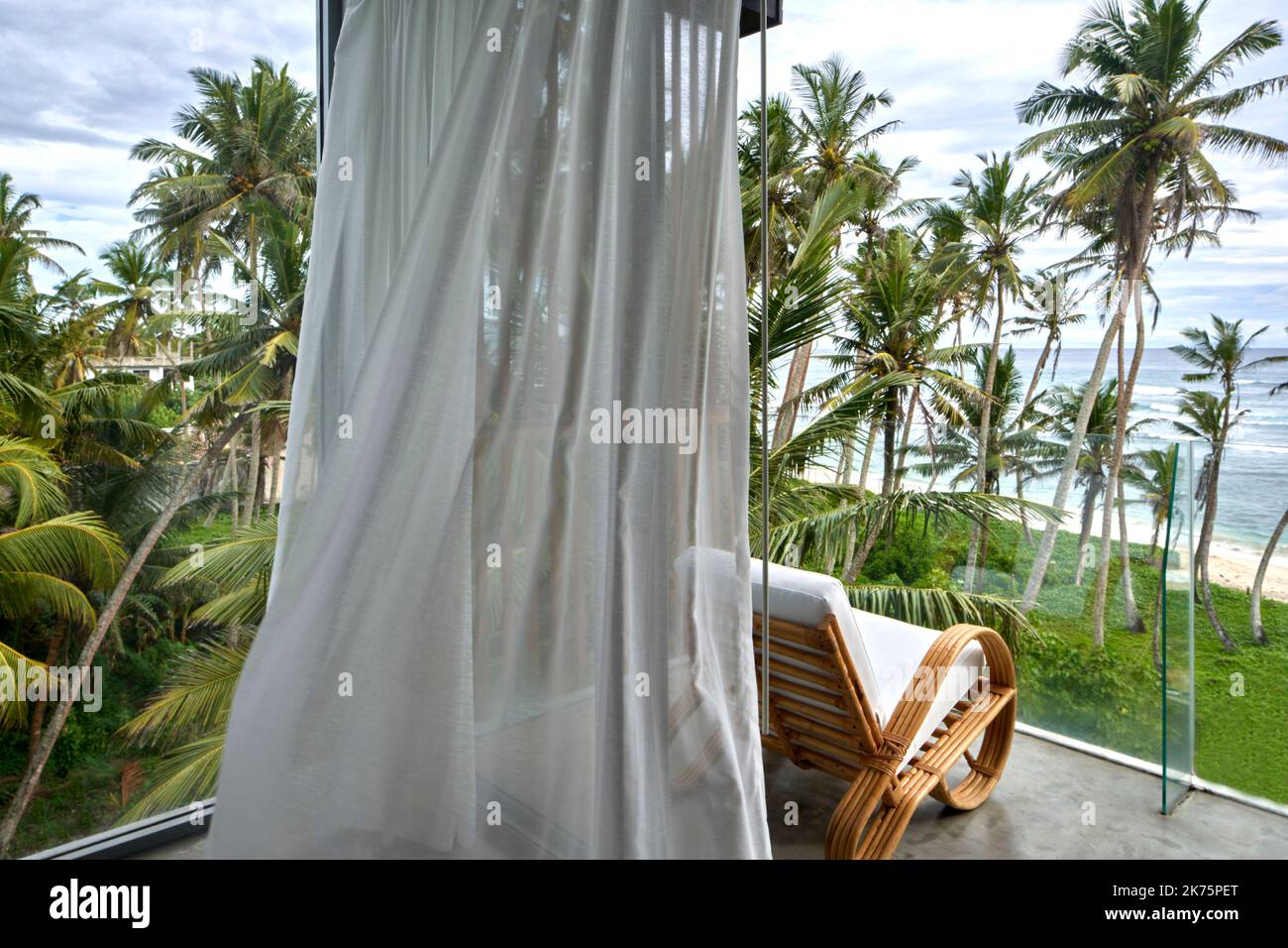 Suite con vista sulla spiaggia. Harding Boutique Hotel, Ahangama, Sri Lanka. Architetto: ANARCHITECT , 2021. Foto Stock