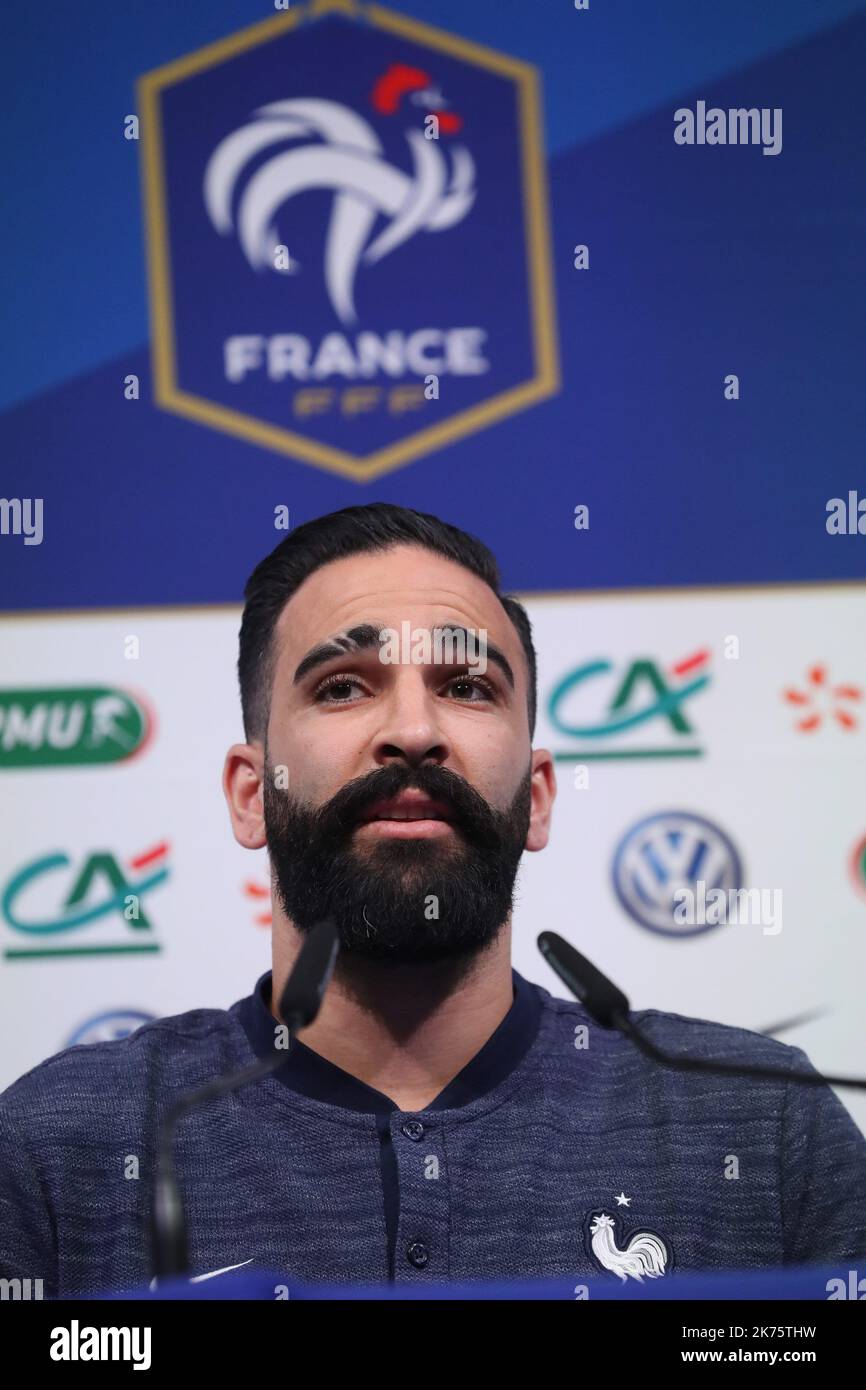 Adil rami alla conferenza stampa della nazionale francese al centro di Clairefontaine il 30 maggio 2018.©PHOTOPQR/LE PARISIEN ; Stage de préparation de l'équipe de France de football avant la coupé du Monde 2018 en Russie. Foto d'équipe officielle. Adil rami en conférence de presse Foto Stock