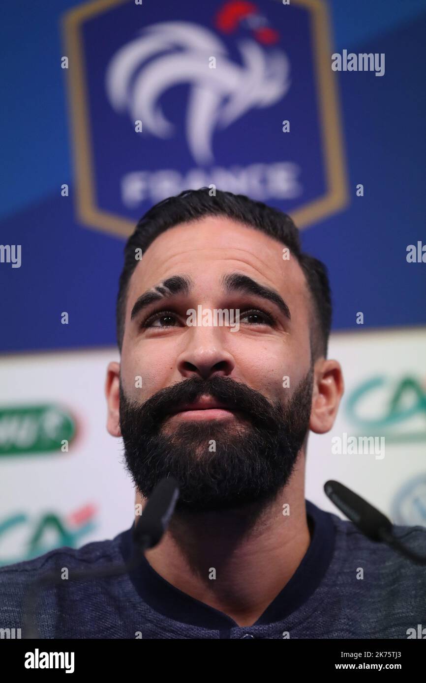 Adil rami alla conferenza stampa della nazionale francese al centro di Clairefontaine il 30 maggio 2018.©PHOTOPQR/LE PARISIEN ; Stage de préparation de l'équipe de France de football avant la coupé du Monde 2018 en Russie. Foto d'équipe officielle. Adil rami en conférence de presse Foto Stock