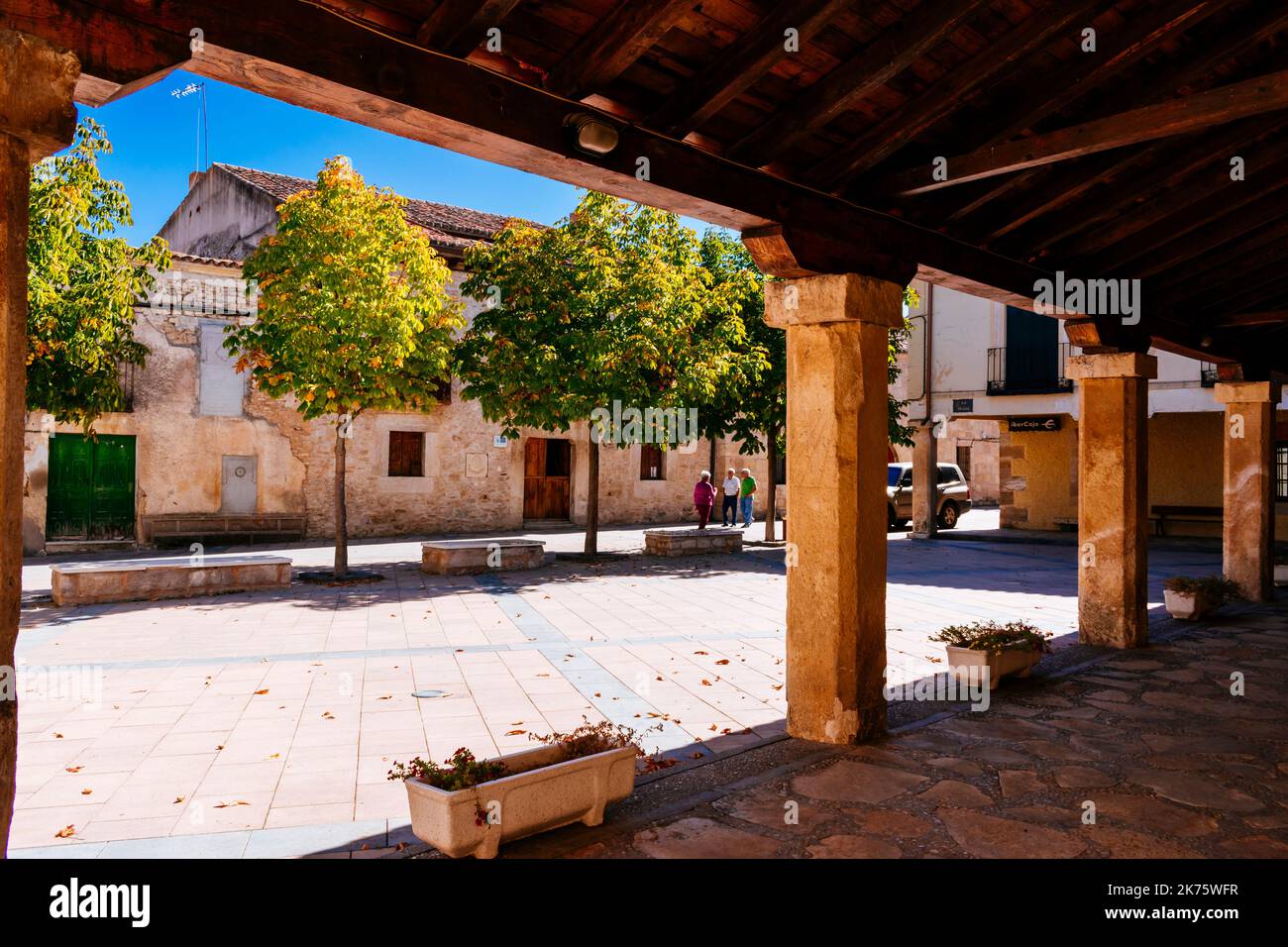 Piazza porticato. Tamajón, Guadalajara, Castilla la Mancha, Spagna, Europa Foto Stock