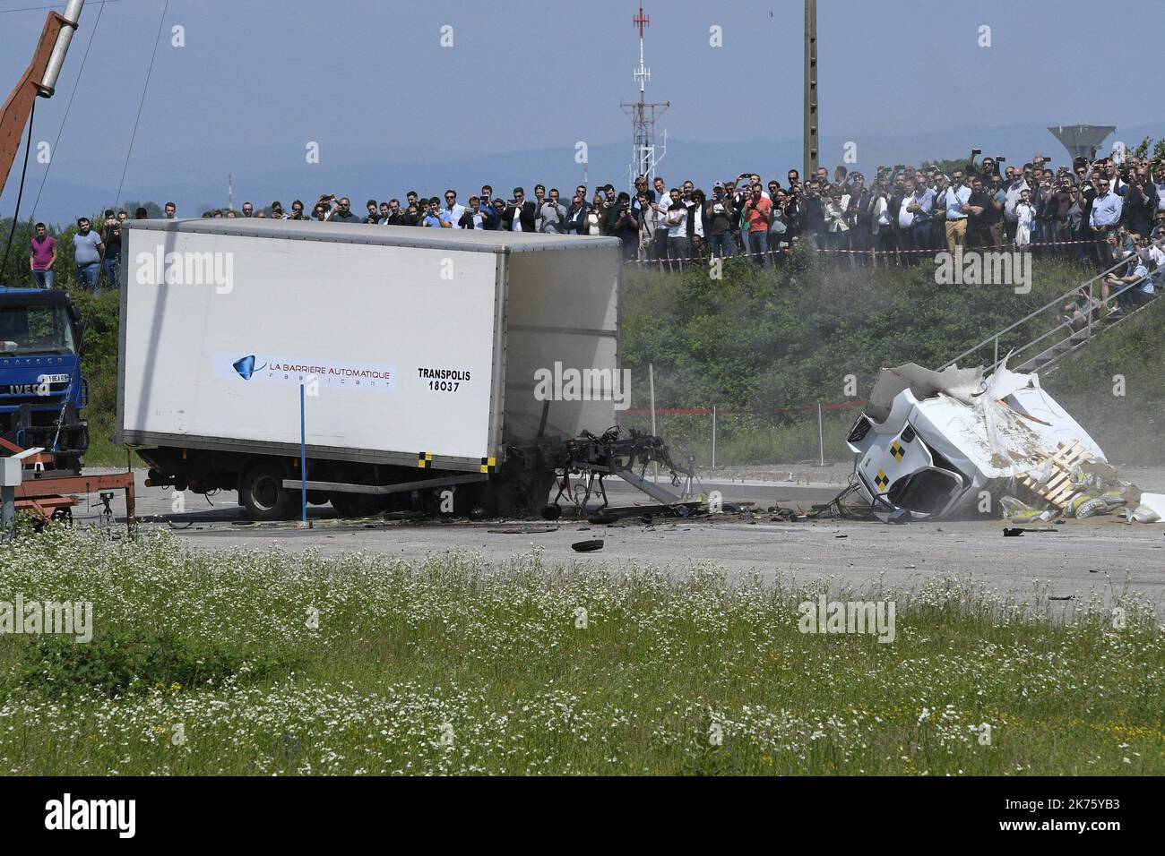 Limonest, Francia, giugno 14th 2018. Crash test per il nuovo terminale anti attacco ad alta sicurezza della società la barriera automatica. Contro gli attacchi dei camion Foto Stock