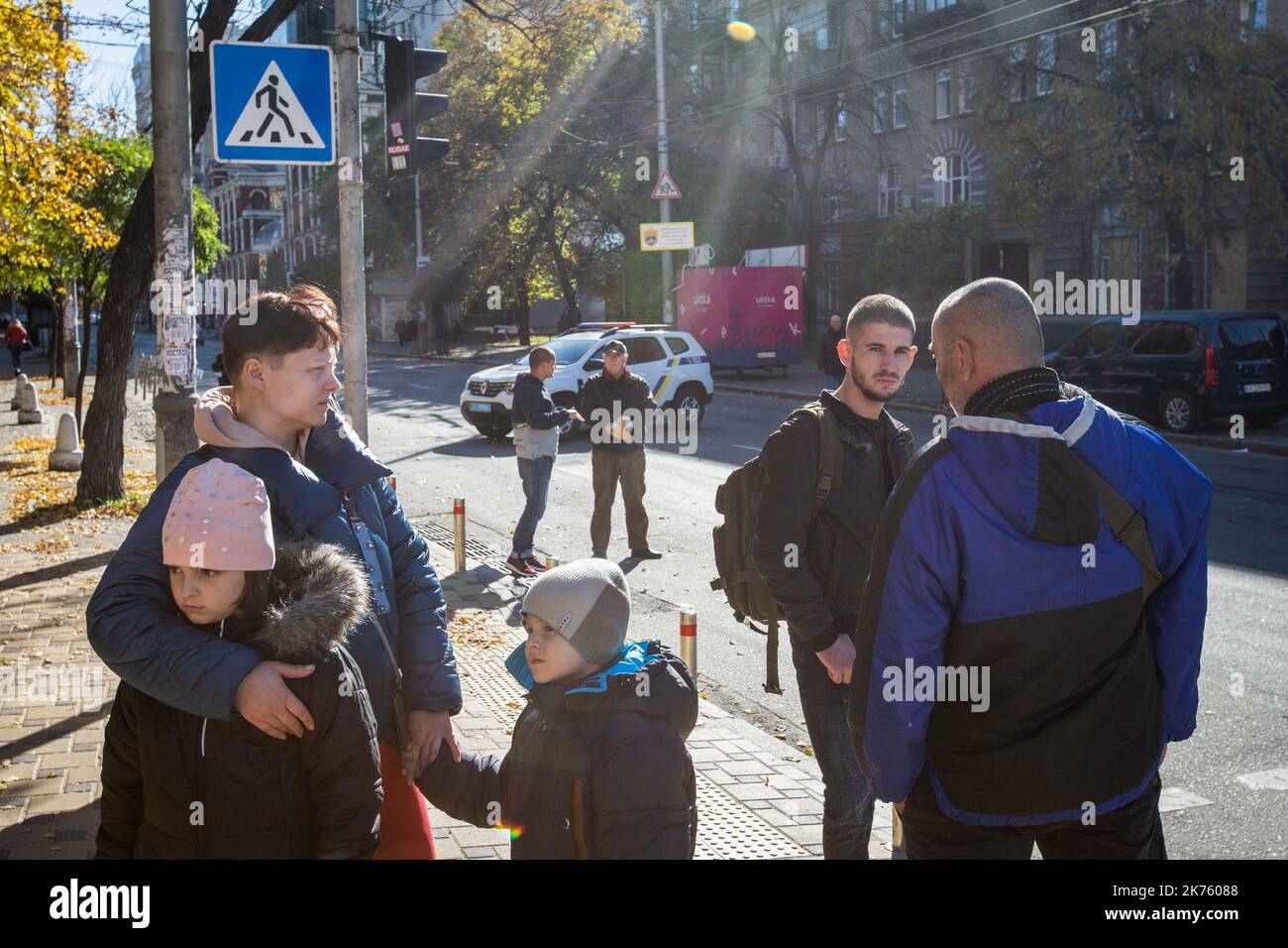 Kiev, Ucraina. 17th Ott 2022. La gente si trova vicino al sito dell'esplosione a seguito di un attacco di droni, che le autorità locali considerano veicoli aerei senza equipaggio (UAV) Shahed-136, costruiti in Iran, nel centro di Kyiv. Almeno quattro persone sono state uccise a seguito di un attacco di droni a un edificio residenziale di Kiev. (Foto di Oleksii Chumachenko/SOPA Images/Sipa USA) Credit: Sipa USA/Alamy Live News Foto Stock