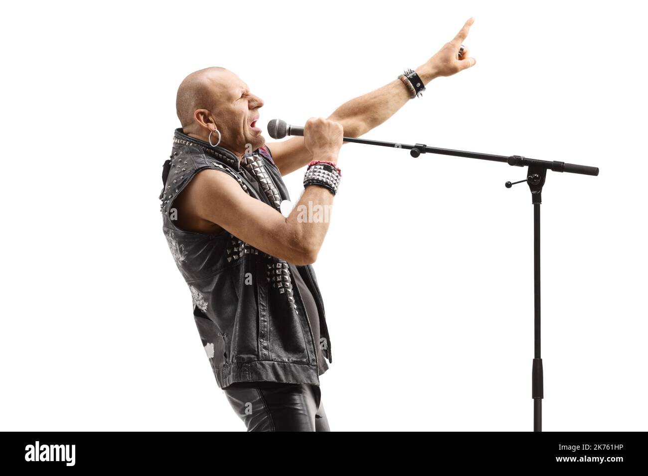Profilo di un cantante rock star che canta su un microfono isolato su sfondo bianco Foto Stock