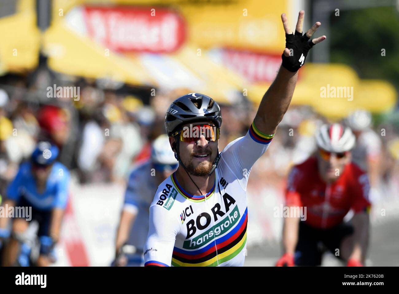 Le coureur slovaque Peter SAGAN remporte l'arrivée au sprint devant l'italien Sonny COLBRELLI et le francais Arnaud DEMARE Foto Stock