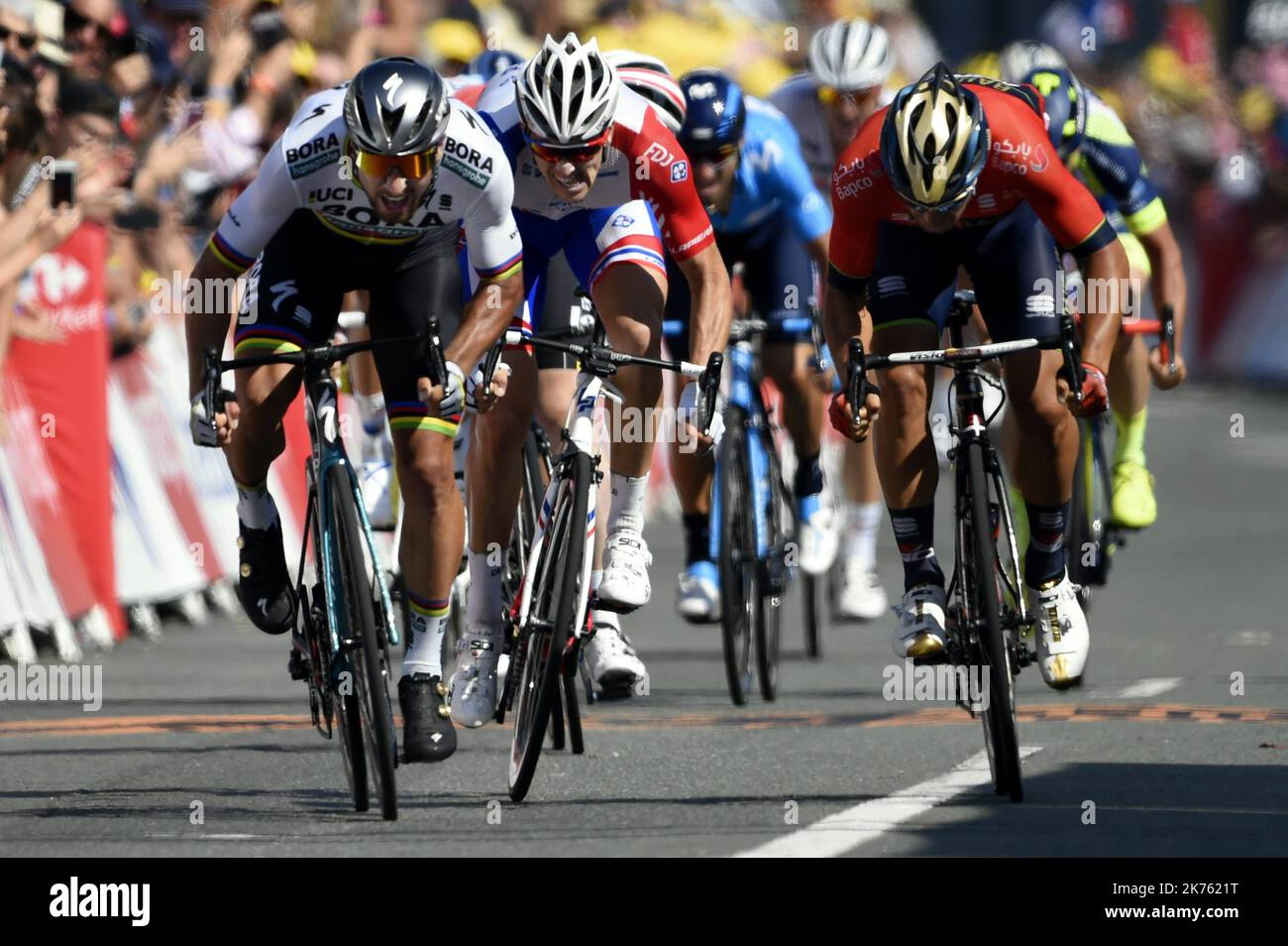 Le coureur slovaque Peter SAGAN remporte l'arrivée au sprint devant l'italien Sonny COLBRELLI et le francais Arnaud DEMARE Foto Stock