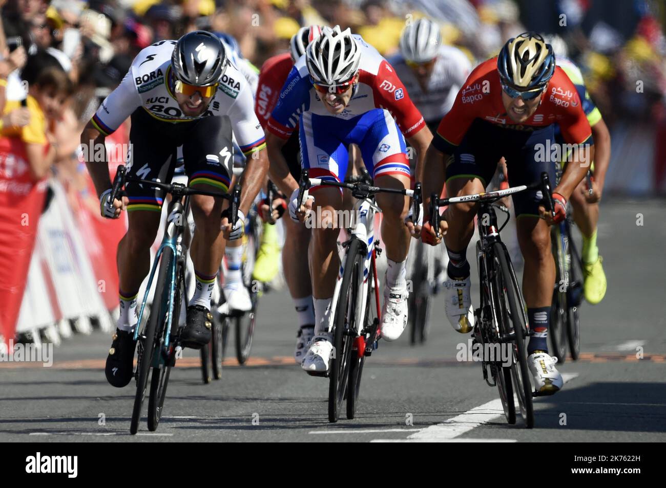 Le coureur slovaque Peter SAGAN remporte l'arrivée au sprint devant l'italien Sonny COLBRELLI et le francais Arnaud DEMARE Foto Stock