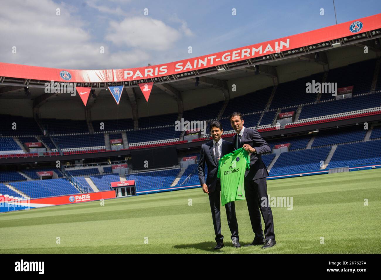 Nasser El Khelaifi (L), presidente del PSG, durante la conferenza stampa che ha presentato il nuovo giocatore di Paris Saint Germain (PSG), ex Juventus e portiere italiano Gianluigi Buffon (R), a Parigi, il 9th luglio 2018. Foto Stock