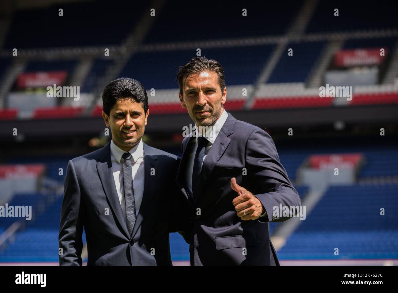 Nasser El Khelaifi (L), presidente del PSG, durante la conferenza stampa che ha presentato il nuovo giocatore di Paris Saint Germain (PSG), ex Juventus e portiere italiano Gianluigi Buffon (R), a Parigi, il 9th luglio 2018. Foto Stock