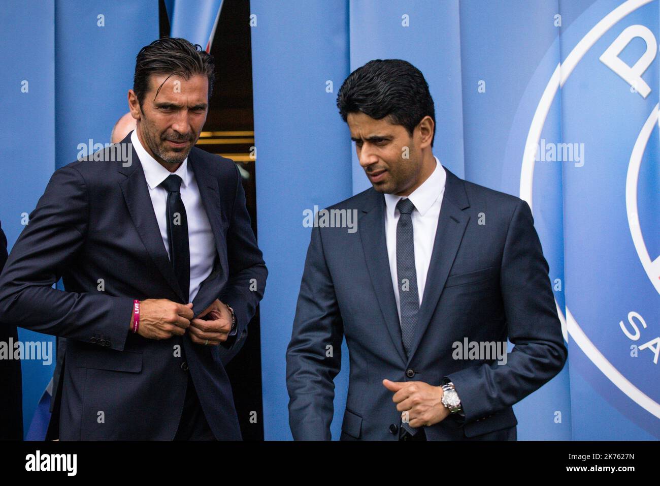 Nasser El Khelaifi (R), presidente del PSG, durante la conferenza stampa che ha presentato il nuovo giocatore di Paris Saint Germain (PSG), ex Juventus e portiere italiano Gianluigi Buffon (L), a Parigi, il 9th luglio 2018. Foto Stock