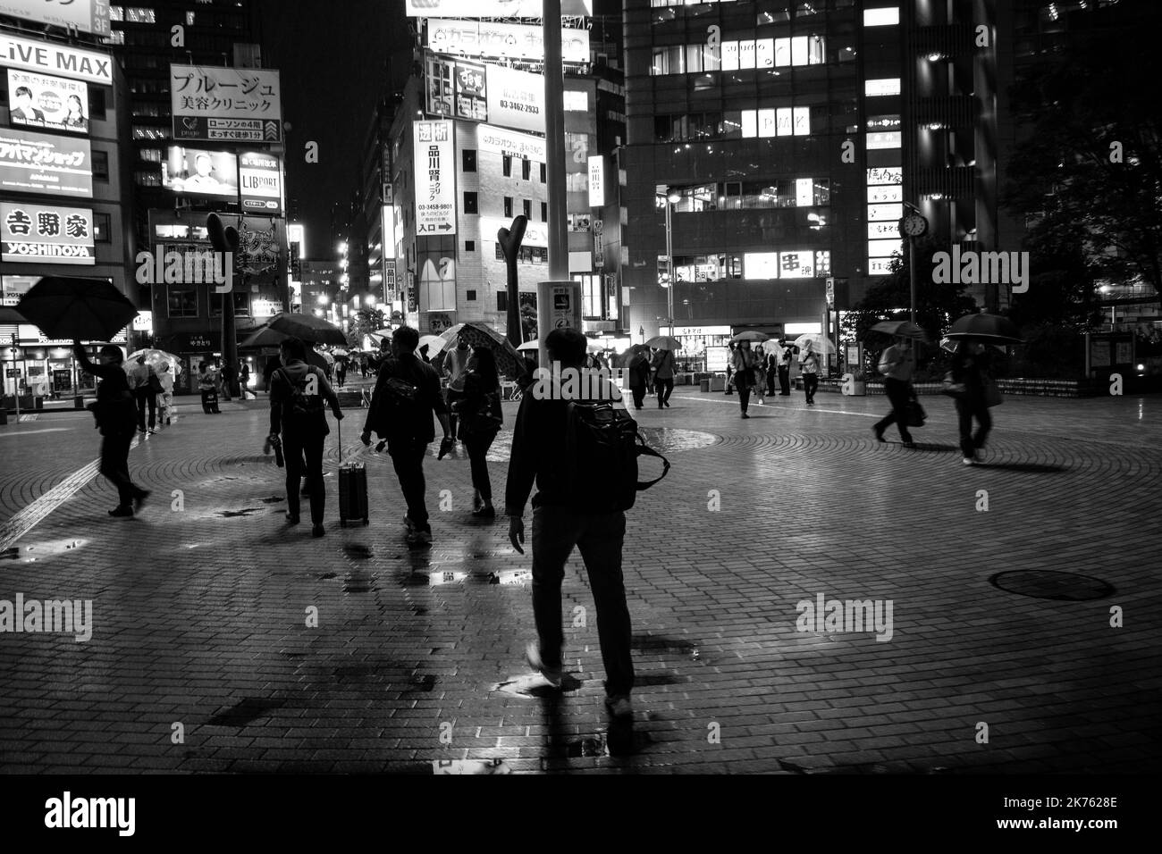 Tokyo, Giappone. 5th Ott 2022. Scene di fotografia di strada a Shinagawa, un importante quartiere finanziario centrale di Tokyo con molti ristoranti, aziende e aziende. La Stazione di Shinagawa e' una delle principali stazioni di trasferimento JR East che offre un servizio superveloce del treno superveloce Shinkansen. (Credit Image: © Taidgh Barron/ZUMA Press Wire) Foto Stock