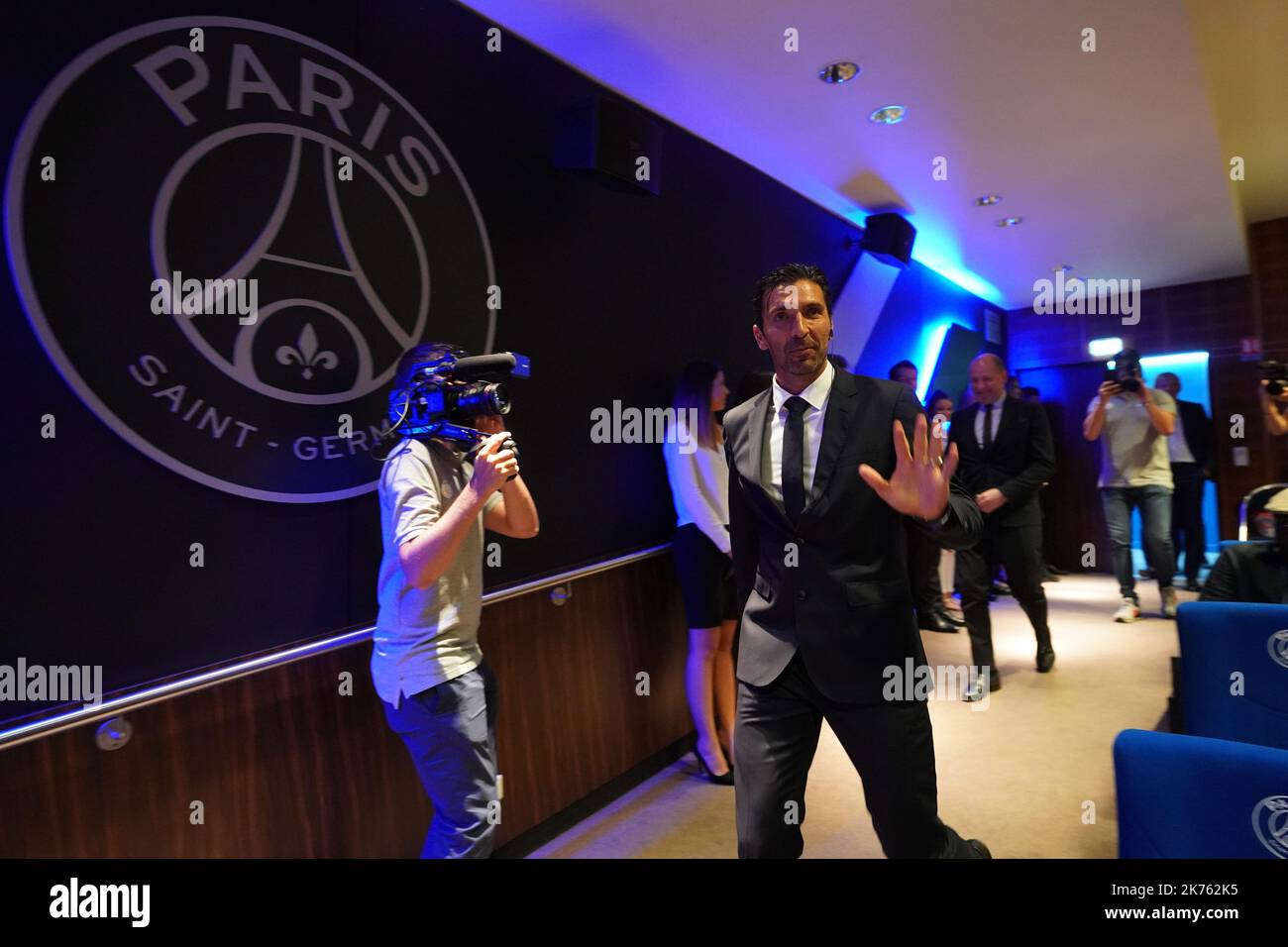 Il portiere italiano Gianluigi Buffon, che si è iscritto al PSG, viene ufficialmente presentato alla stampa al Parc des Princes alla presenza della sua famiglia e di Nasser ben Ghanim al-Khelaifi. Foto Stock