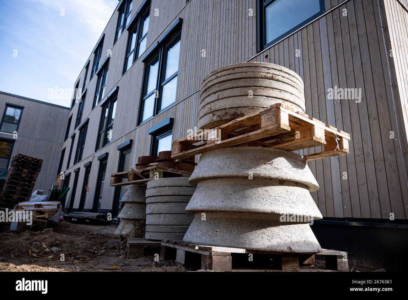Berlino, Germania. 17th Ott 2022. Elementi in cemento si trovano di fronte ad un progetto per 'alloggi in serie e modulari' a Berlino-Neukölln. Credit: Fabian Sommer/dpa/Alamy Live News Foto Stock