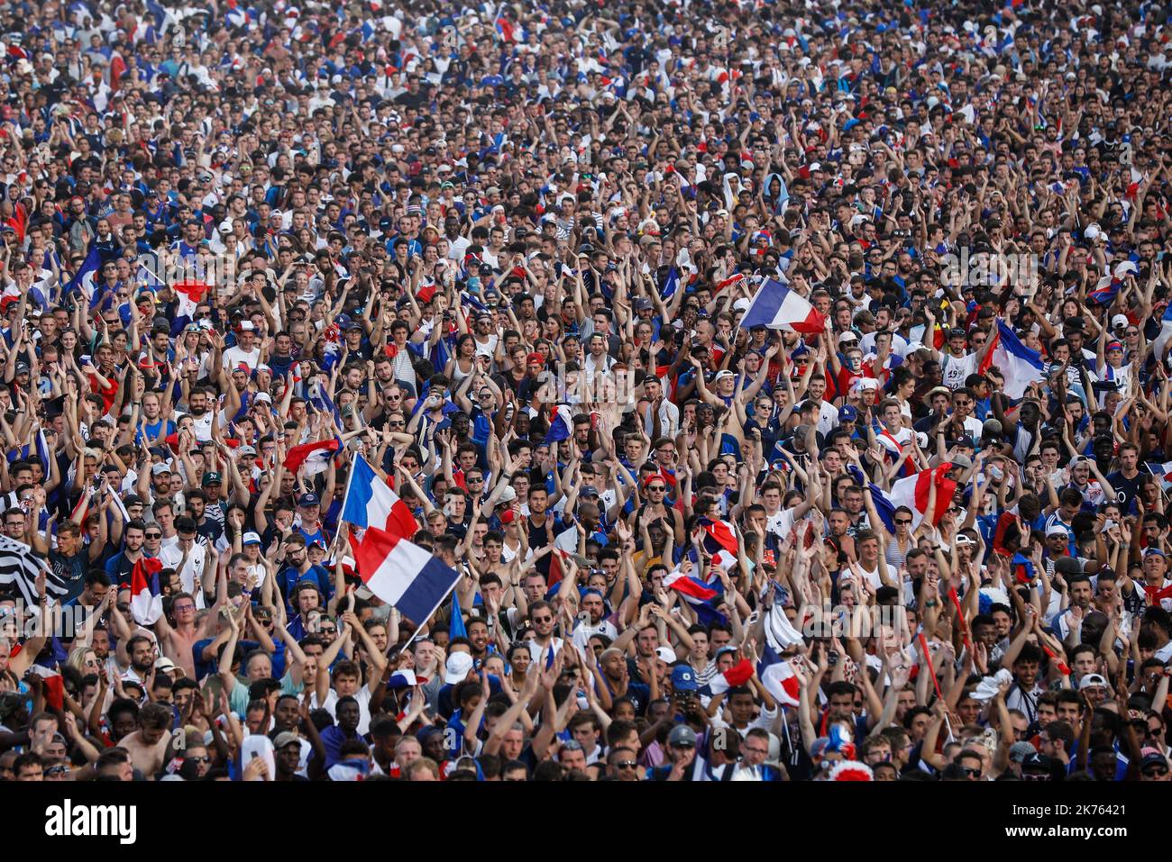 aris VIIe, le 15 juillet 2018. De nombreux Parisiens se sont retrouvÃ©s dans la Fan zone du Champs de Mars Ã Paris sous la Tour Eiffel pour suivre sur un Grand Ã©cran la finale de la Coupe du Monde Football en Russie qui oppone la France Ã la Croatie. Foto Stock