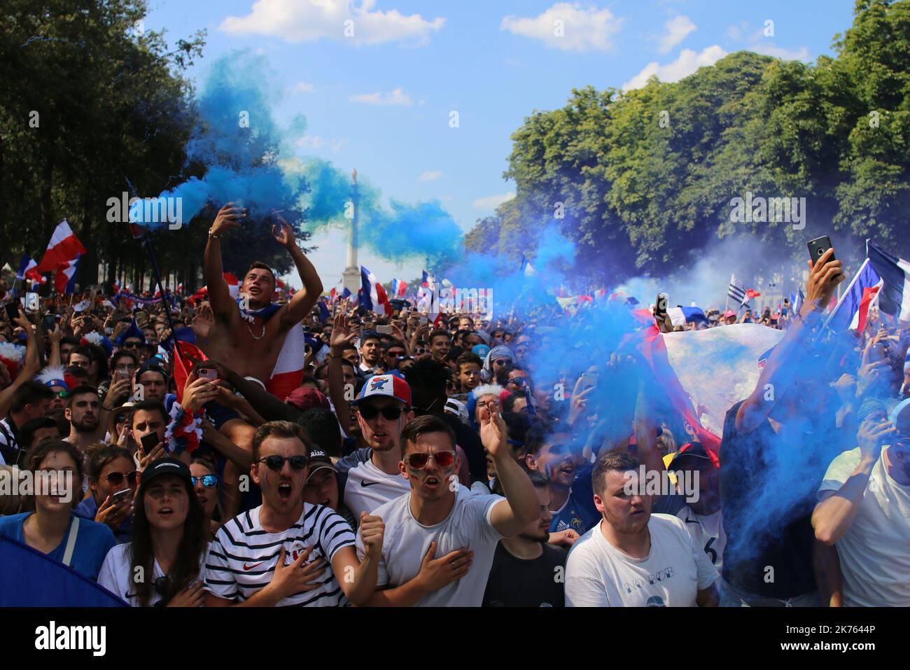 Migliaia di tifosi della squadra francese si sono riuniti per celebrare la vittoria della Francia ai Mondiali di calcio Foto Stock