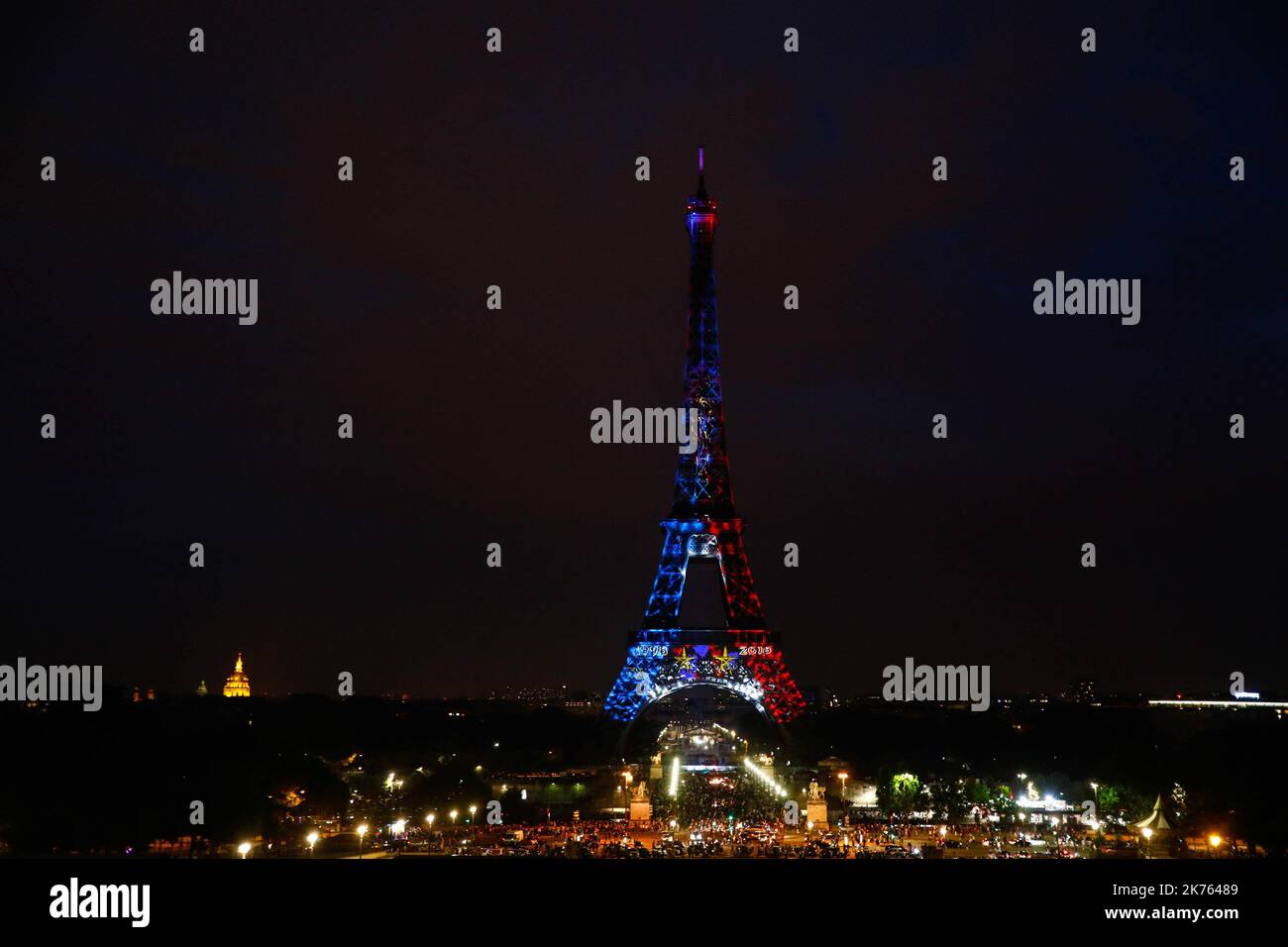 aris VIIe, le 15 juillet 2018. aprÃ¨s la victoire de l'Ã©quipe de France de football en finale de la coupé du monde de Russie, la Tour Eiffel a pris les couleurs tricolores più 2 Ã©toiles et attirÃ de nombreux supporeurs. Dopo la vittoria della squadra di calcio francese nella finale della Coppa del mondo di Russia, la Torre Eiffel ha preso i colori più 2 stelle luci e ha attirato molti tifosi. Foto Stock