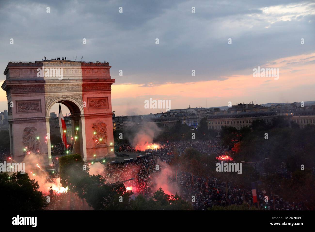 ©PHOTOPQR/LE PARISIEN ; ambience de joie de supporters francais sur les Champs-Elysées à Paris après la victoire de l'équipe de France contre la Croatie le 15 juillet 2018 photo LP/Yann Foreix migliaia di tifosi della squadra francese si sono riuniti per celebrare la vittoria della Francia ai mondiali di calcio. I nomi dei giocatori proiettati sull'Arco di Trionfo Foto Stock