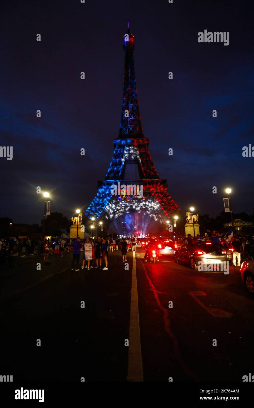 aris VIIe, le 15 juillet 2018. aprÃ¨s la victoire de l'Ã©quipe de France de football en finale de la coupé du monde de Russie, la Tour Eiffel a pris les couleurs tricolores più 2 Ã©toiles et attirÃ de nombreux supporeurs. Dopo la vittoria della squadra di calcio francese nella finale della Coppa del mondo di Russia, la Torre Eiffel ha preso i colori più 2 stelle luci e ha attirato molti tifosi. Foto Stock