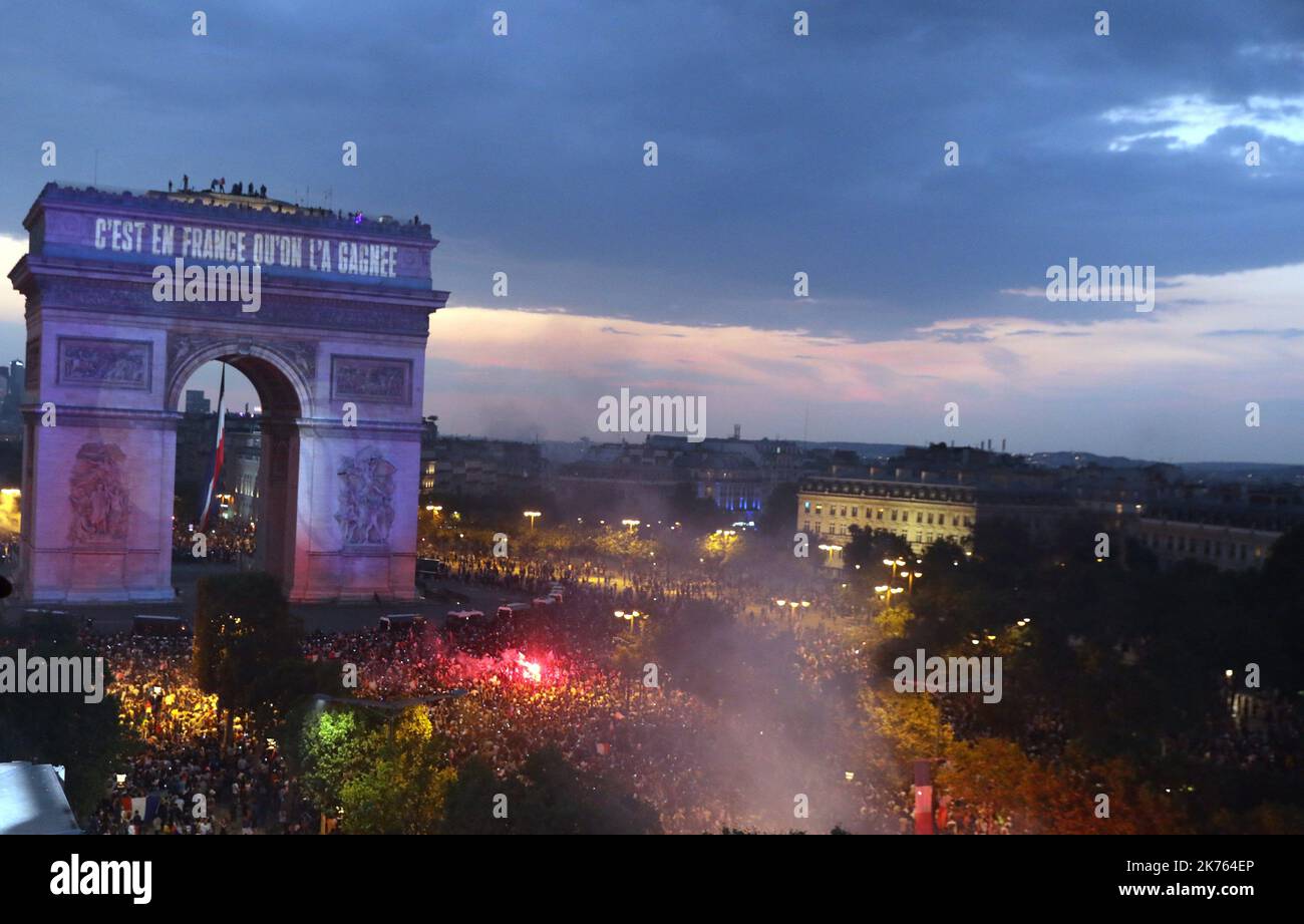 ©PHOTOPQR/LE PARISIEN ; ambience de joie de supporters francais sur les Champs-Elysées à Paris après la victoire de l'équipe de France contre la Croatie le 15 juillet 2018 photo LP/Yann Foreix migliaia di tifosi della squadra francese si sono riuniti per celebrare la vittoria della Francia ai mondiali di calcio. I nomi dei giocatori proiettati sull'Arco di Trionfo Foto Stock