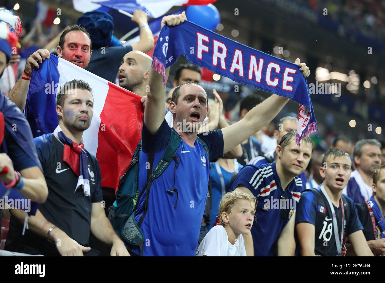 Coppa del mondo FIFA Russia 2018, finale Calcio Match Francia contro Croazia, la Francia è il nuovo campione del mondo. La Francia ha vinto la Coppa del mondo per la seconda volta 4-2 contro la Croazia. Nella foto: Tifosi francesi nello stadio Foto Stock